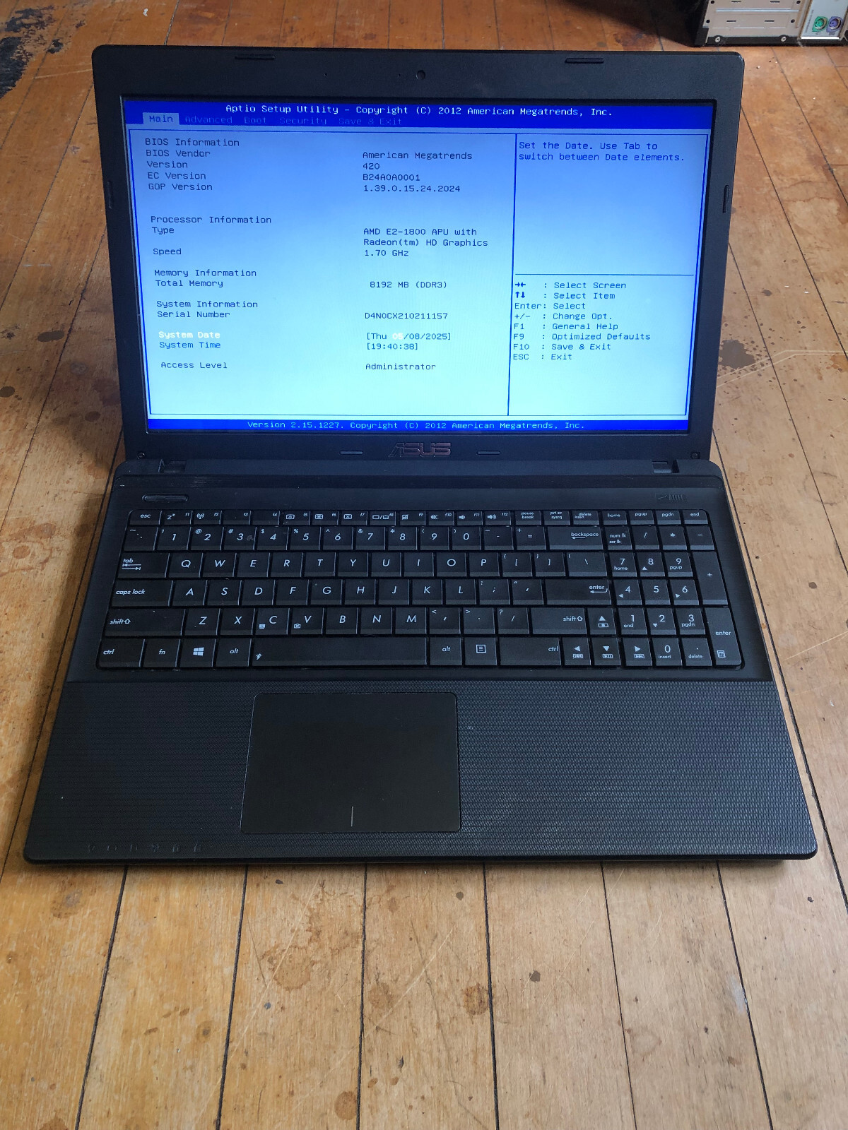 Asus R503u (8 GB RAM, AMD E2-1800, 128 GB SSD, Linux Mint)