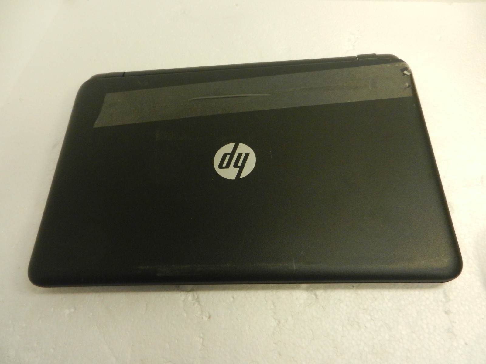 HP 15-f100dx AMD A8-6410 2 GHz 4GB RAM 500 GB HDD CRACKED GLASS but WORKS