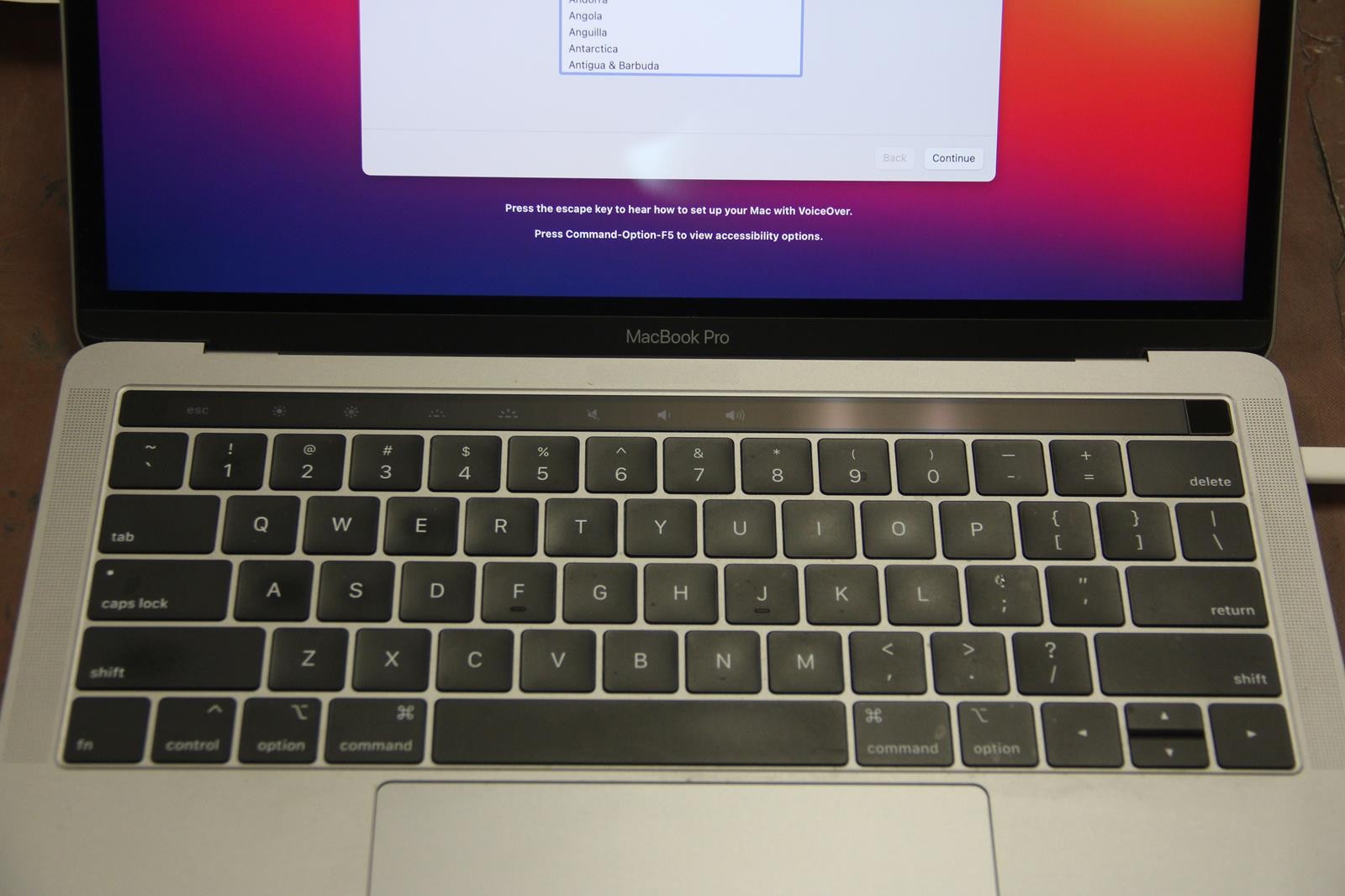 APPLE A1989 8GB RAM 256GB SSD i5 2.40GHz 13-Inch MacBookPro with Charger