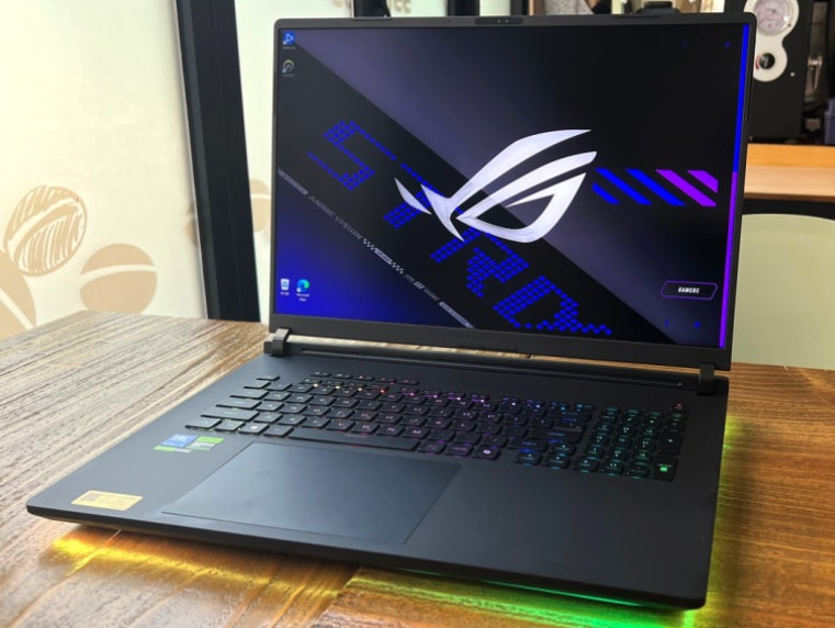 ASUS ROG Strix Scar 18 G835LX-SA041W / Win11 18″ RTX5090 Ultra9 32GB/2TB