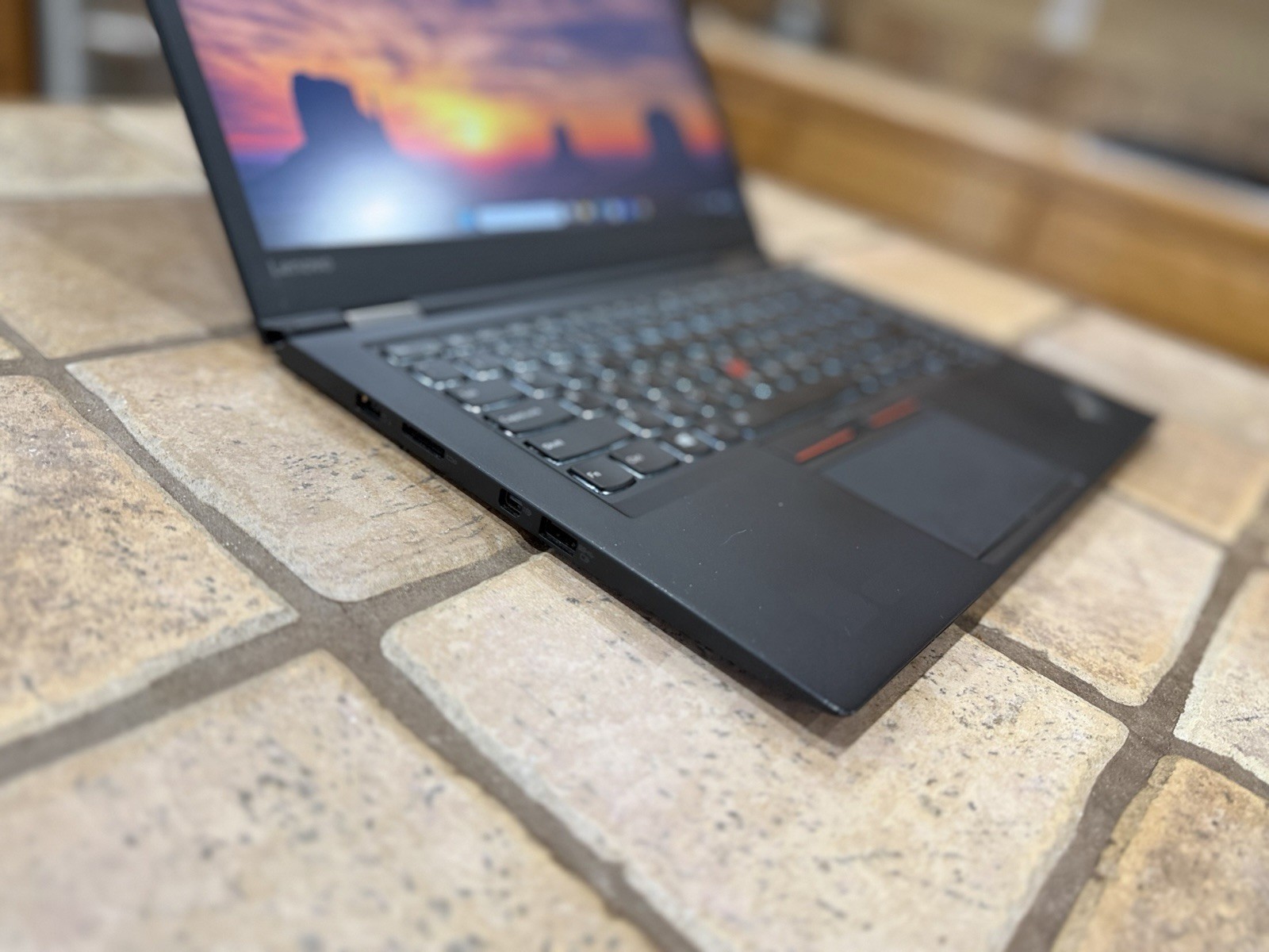 Lenovo ThinkPad X1 Carbon 4th Gen 14″ QHD i7 6600U 512GB SSD 16GB Ram W11 Pro