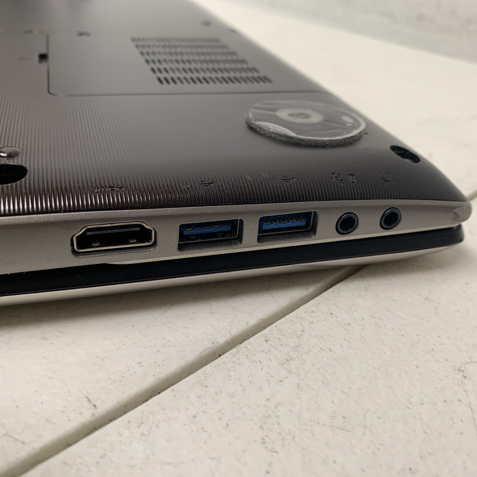 TOSHIBA SATELLITE P55T -A Touch I5 – 4200u 2GB RAM 120gb SSD wind 10 H Need Bate