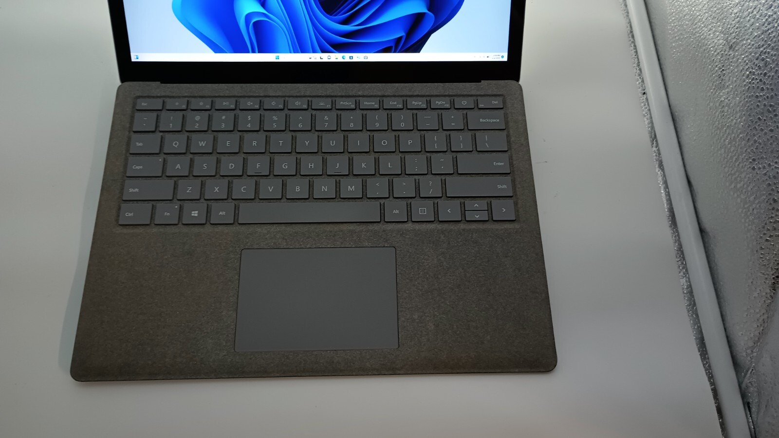 Surface Laptop (4048) w/charger.i5-7300U.8GB.13.5″2k Touch.256GB M.2.W11Pro