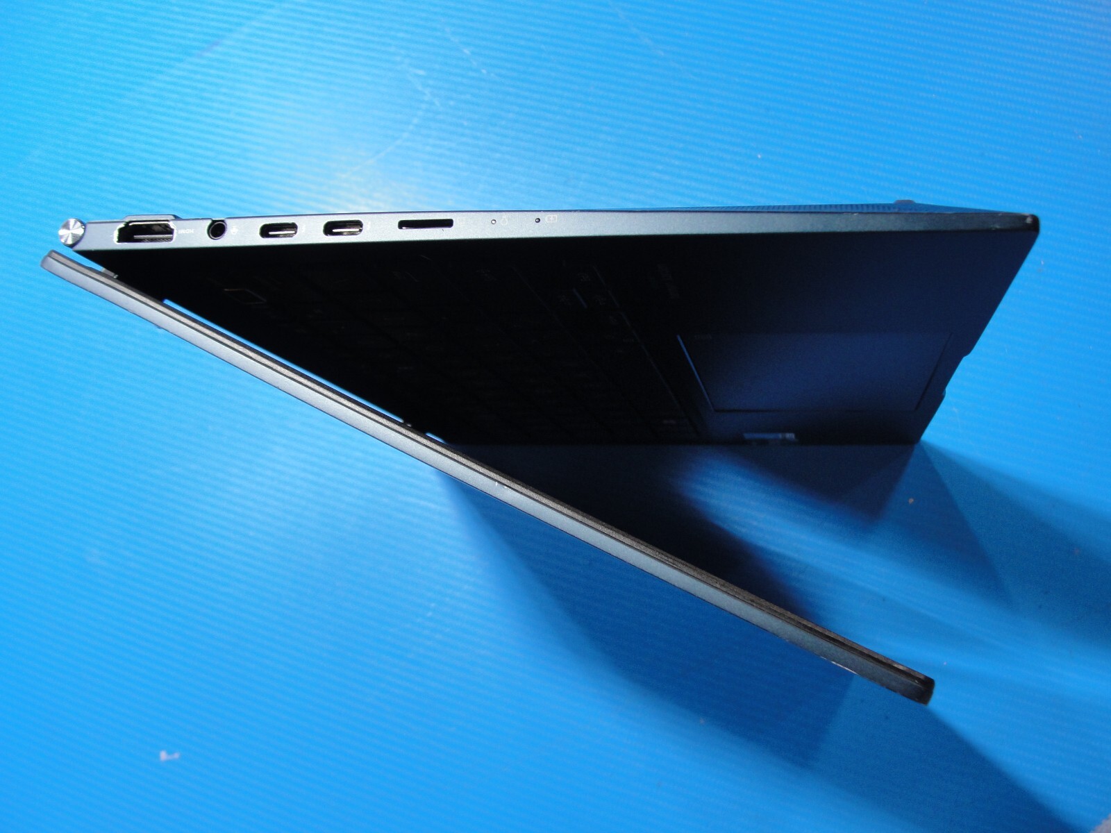 ASUS ZenBook Q4097 14”HD Core i5-1240P 1.7GHz 8GB 256GB SSD Original Charger