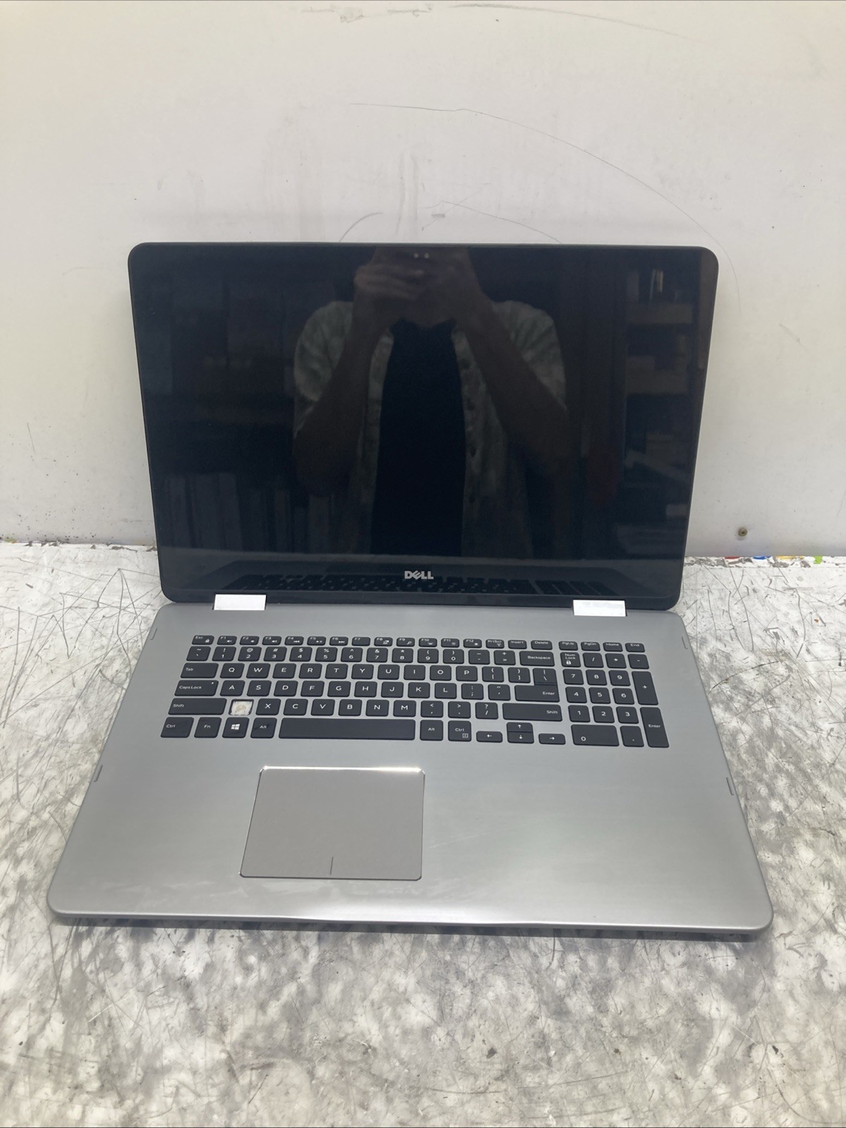Dell Inspiron 17-7779 i7-7500U 2.70GHz 4GB no HDD Boot to BIOS