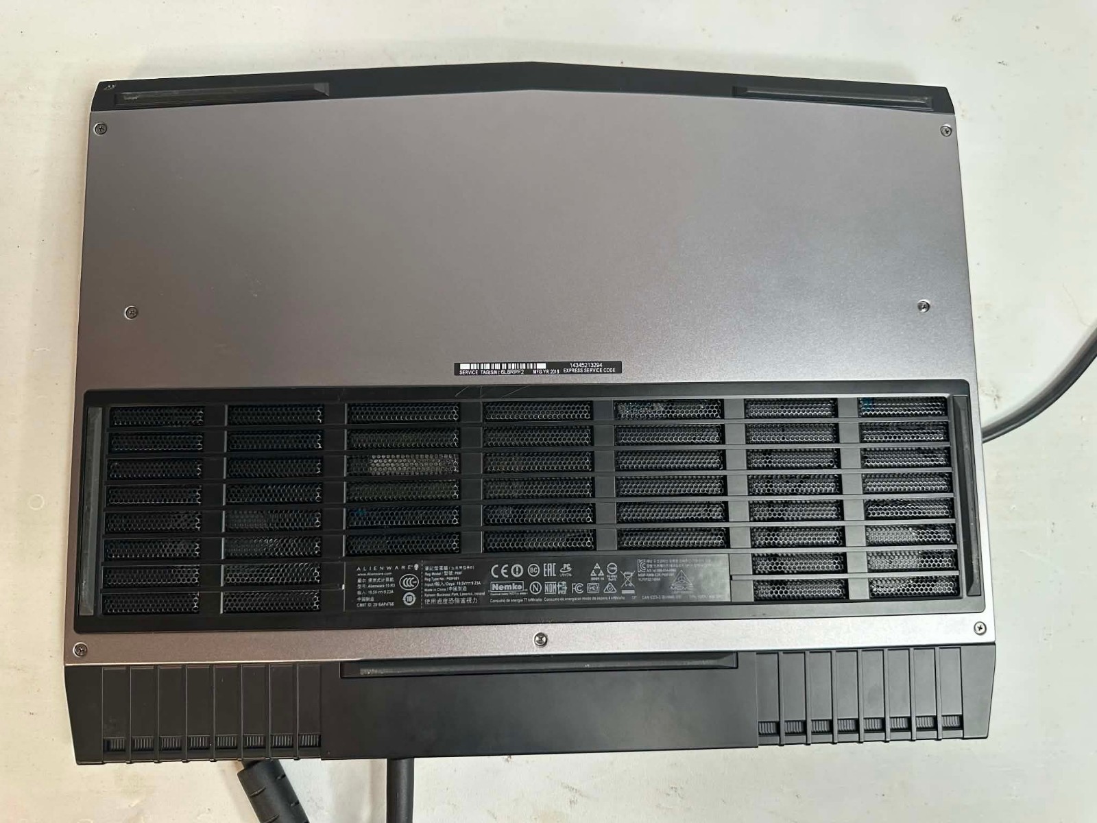 Dell Alienware 15 R3 i7-6700HQ GTX 1060, 16GB ram, 128GB SSD, 1TB HDD – Low batt