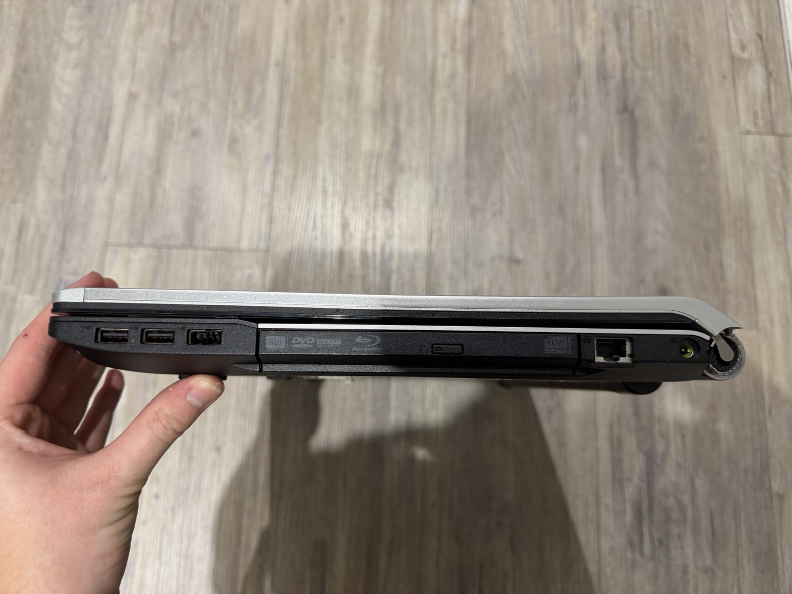 EXTREMLY RARE Acer Aspire 8943G 18.4″ i7-720QM, Radeon 5850, 4GB RAM, 500GB HDD