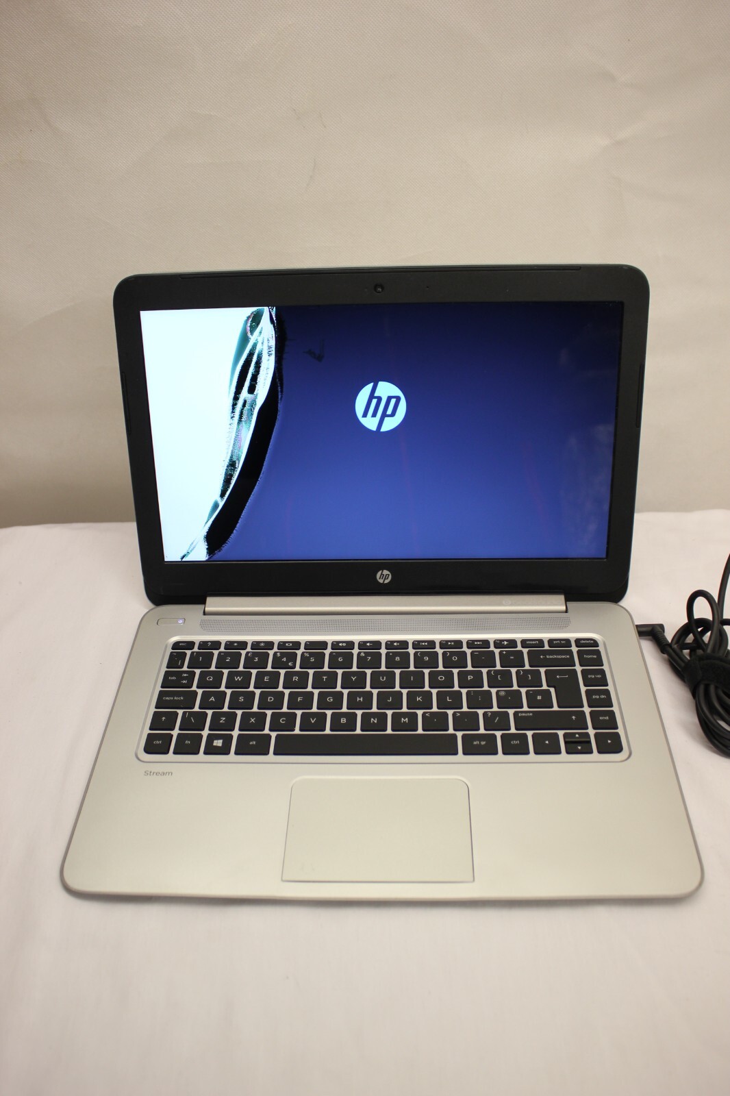 HP 14-Z050SA AMD A4 MICRO-6400T 2GB RAM 32GB eMMC LAPTOP COMPUTER DAMAGED SCREEN
