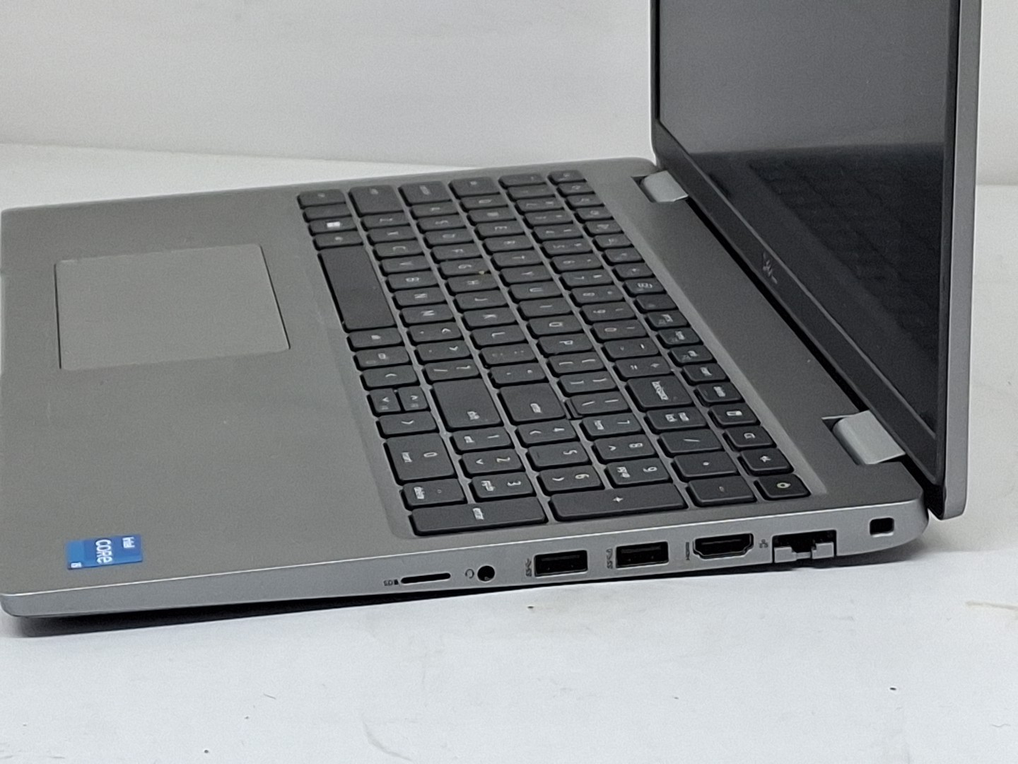Dell Latitude 5520 – i5-1145G7 – 512GB, 16GB, Windows 11, 15.6″ – Scratches