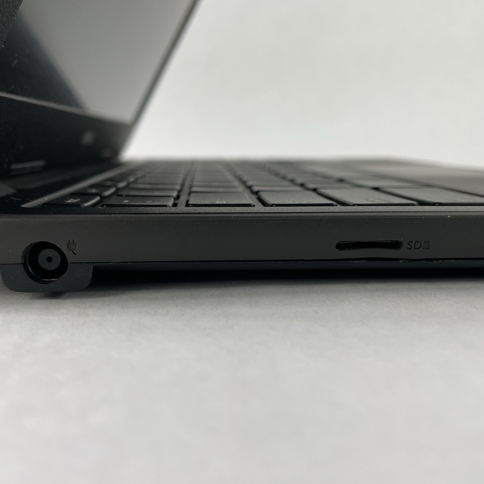 Dell Inspiron 3181 11.6″ Celeron N3060 1.60 GHz 4 GB RAM 16 GB HDD No AC – READ