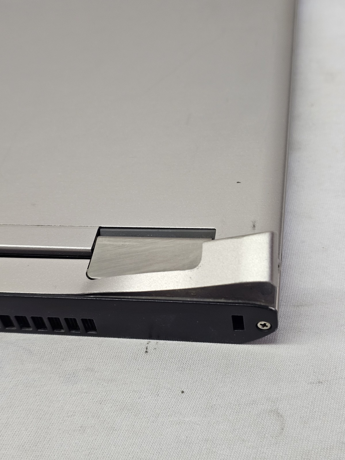 Dell Vostro V13 Laptop – Intel Duo U7300 – 4GB RAM – 320GB HDD – BAD BATT – READ