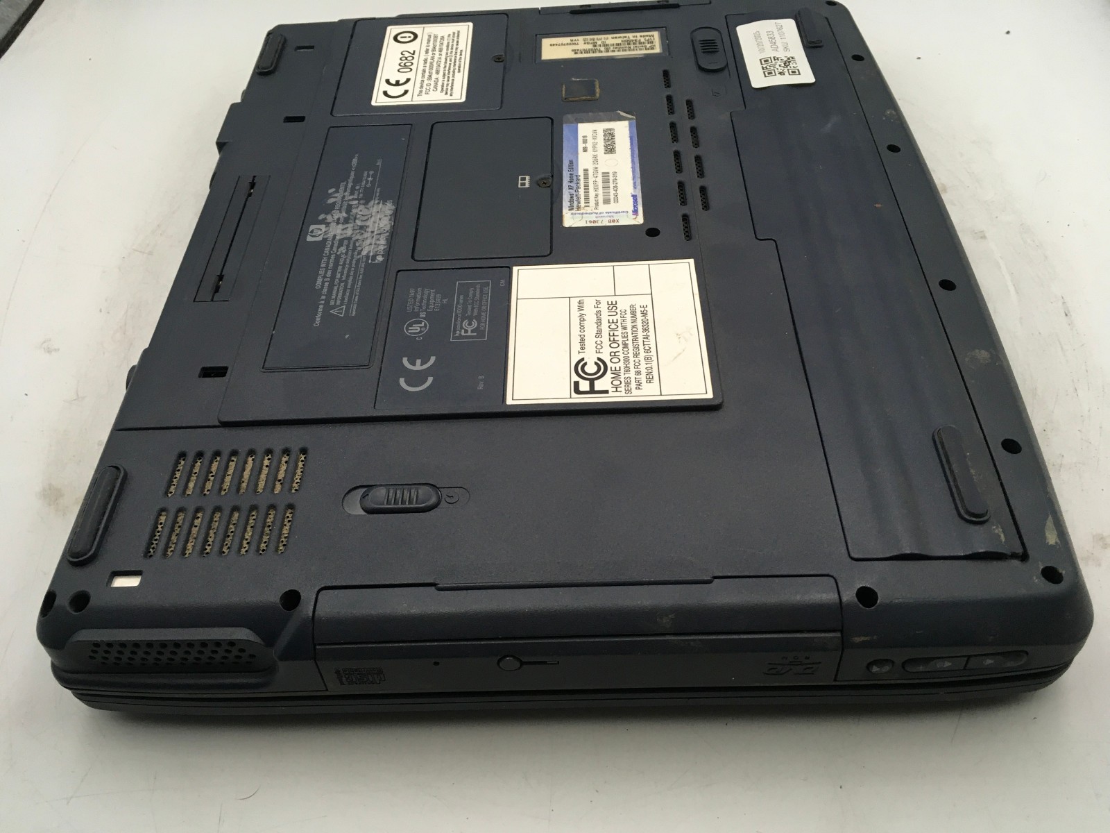 HP PAVILION ZT1000 -FOR PARTS/LCD NO POWER- INTEL PENTIUM 4 – 256MB RAM -READ-BB
