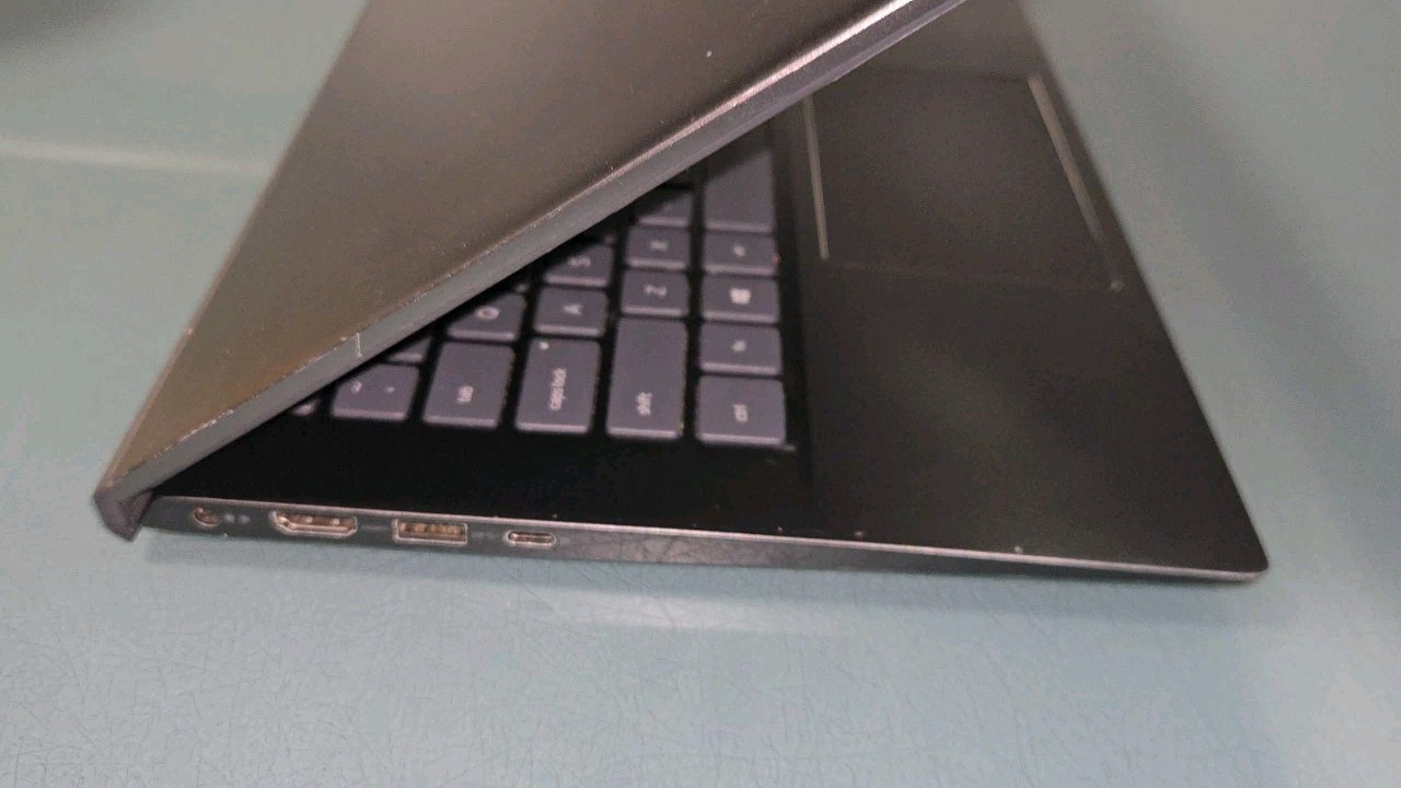 **AS-IS**Dell Vostro 5402 14″ core i7 11th gen 8GB RAM /256G. SSD /WIN11 READ