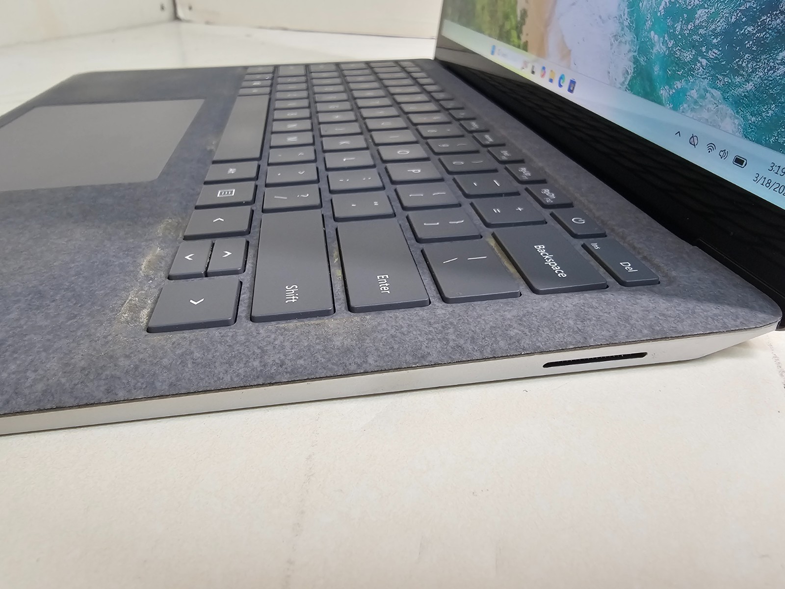 Microsoft Surface Laptop 4 1958 – 2.2 GHz Ryzen 5 8GB 256GB 13.5″ Touchscreen 1