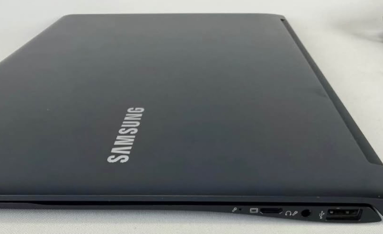 Samsung Laptop 900X (NP900X3G) – 128GB/8GB with Charger – TESTED & WORKING