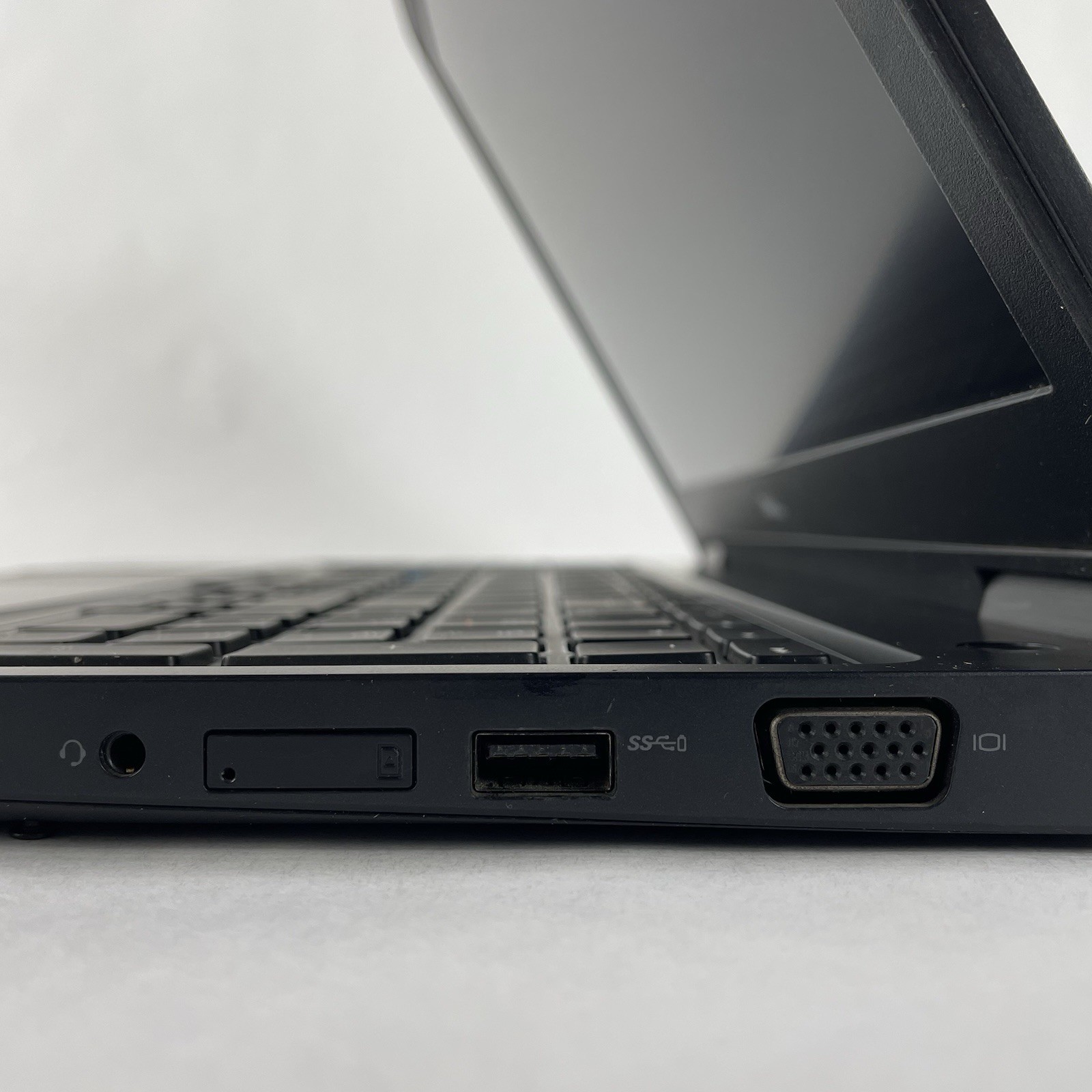Dell Latitude 5580 15.6″ i5-7300U 2.60 GHz 8 GB RAM No SSD/OS/Batt – Bad Corner