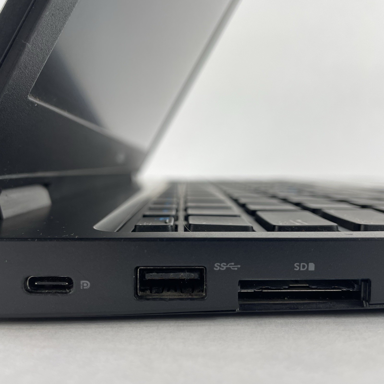 Dell Latitude 5580 15.6″ i5-7300U 2.60 GHz 8 GB RAM No SSD/OS/Batt – Bad Corner