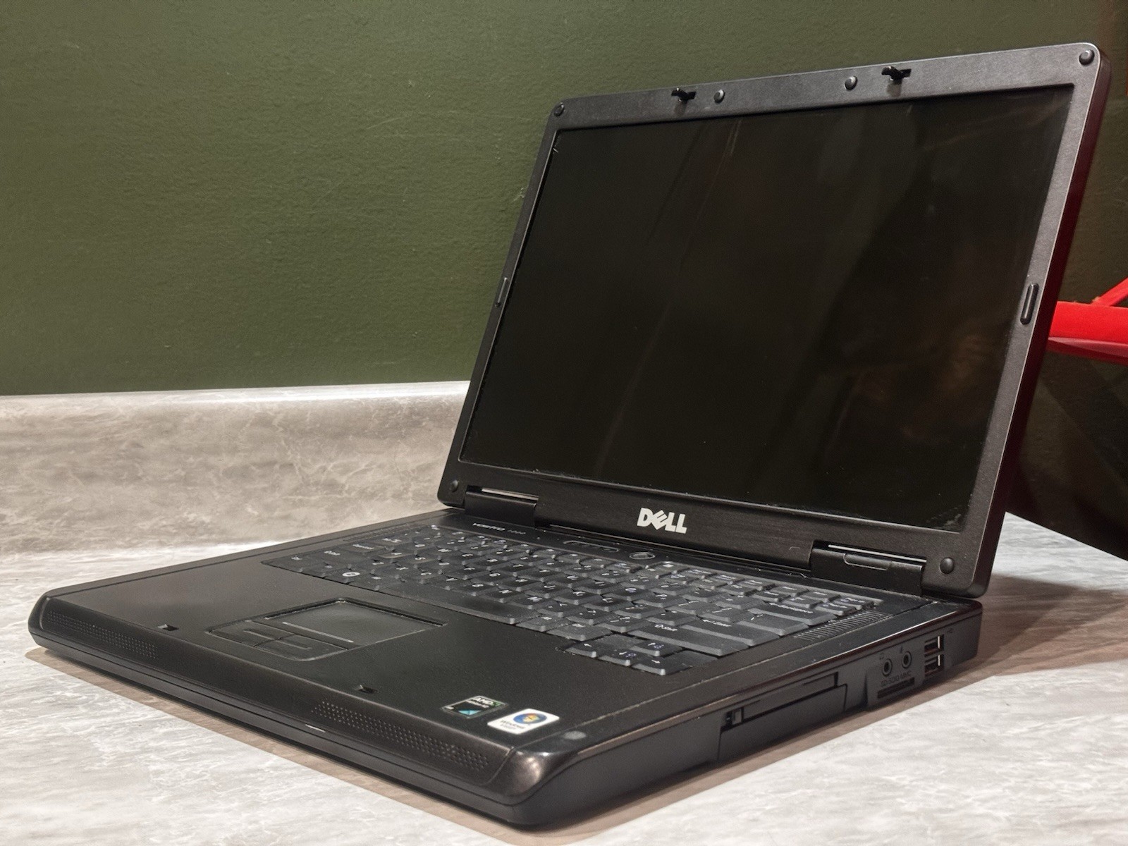 Dell Vostro 1000 Laptop AMD Turion 64 X2 1.9GHz 2GB RAM 160gb HDD Windows XP