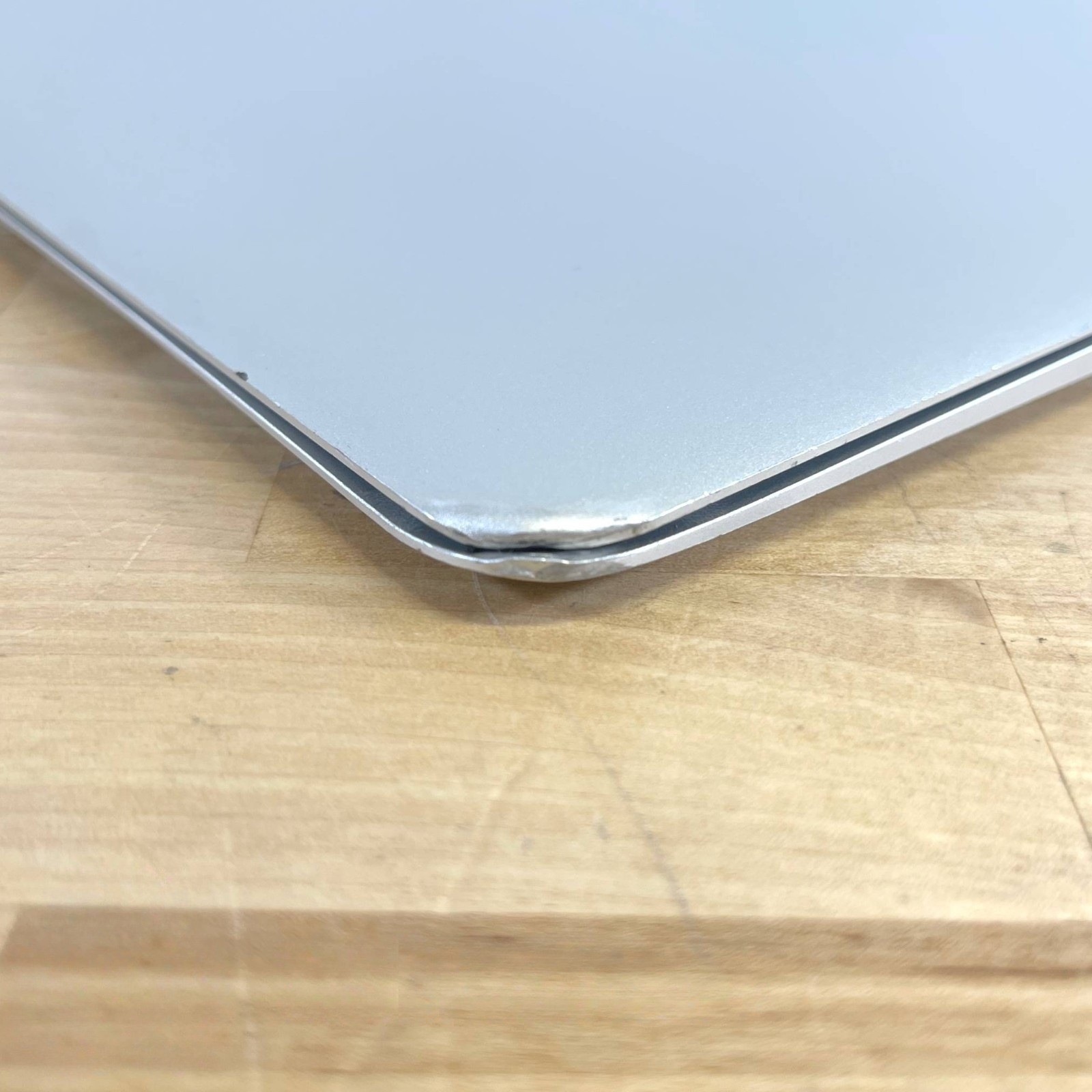 Apple MacBook Air A1466 i7-5650U 2.20GHz 8GB RAM Early 2015 (No Drive)