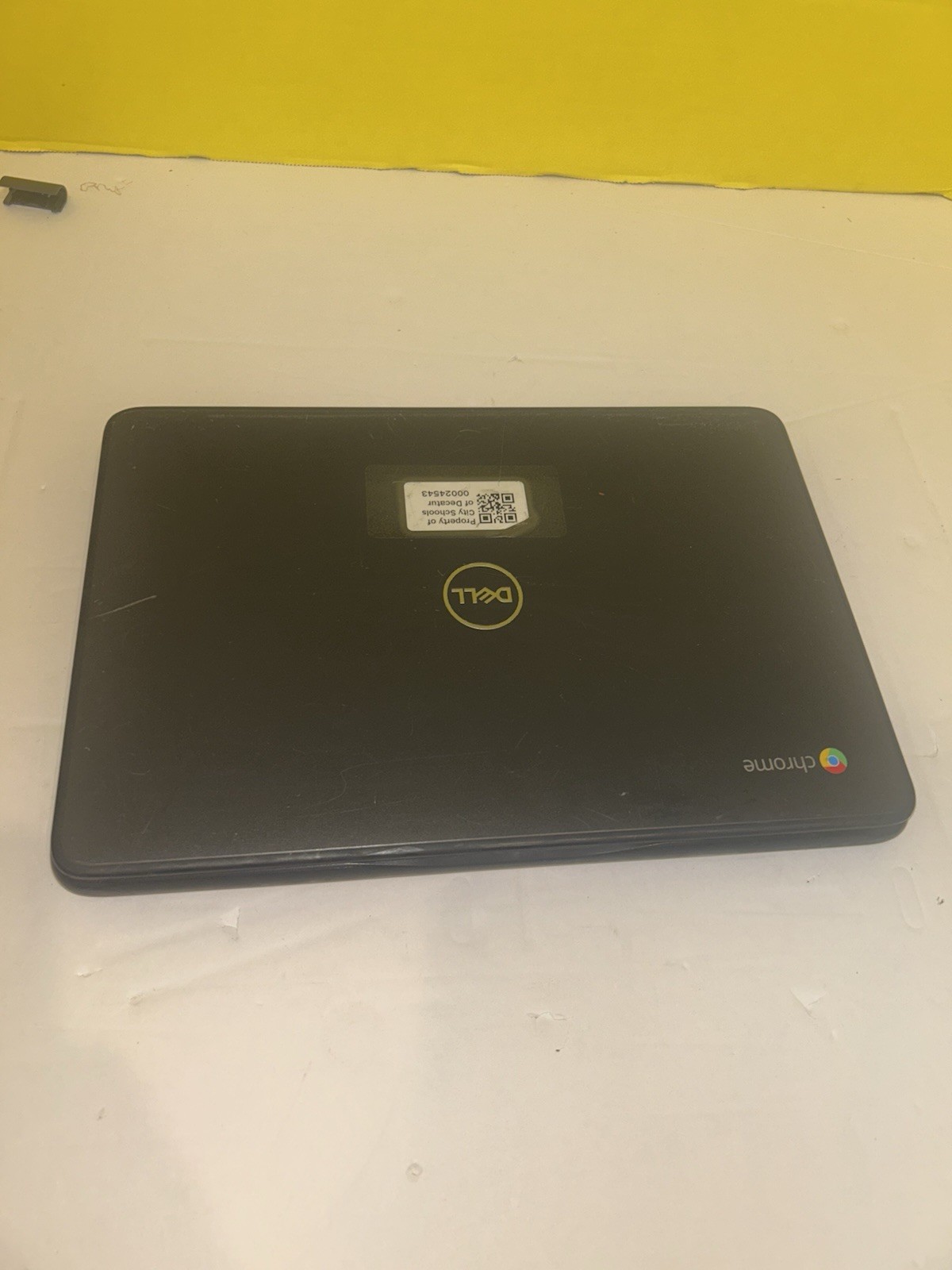 Dell Chromebook ,Celeron, 4GB RAM, 32GB, ChromeOS) touch Beezel detail