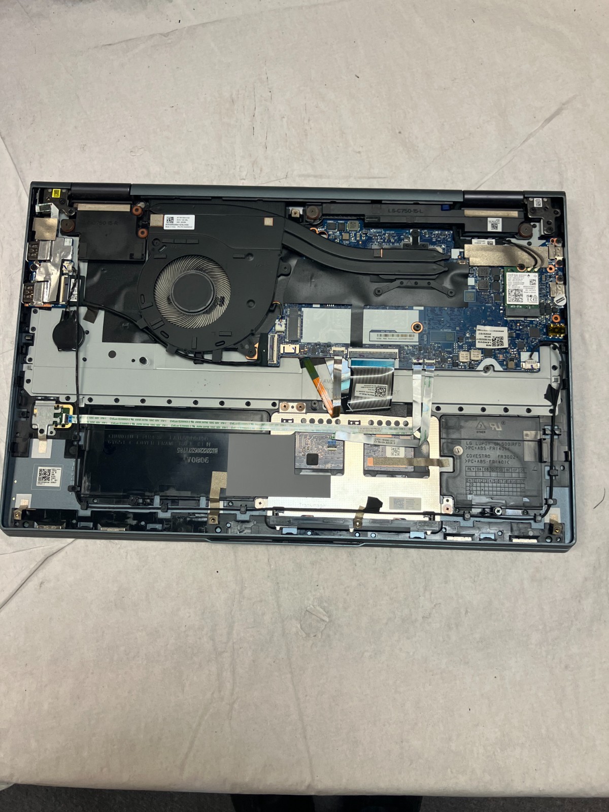 Lenovo Yoga 7-15ITL5 15.6″ i5 11th gen, NO mem, No HD, FOR PARTS.