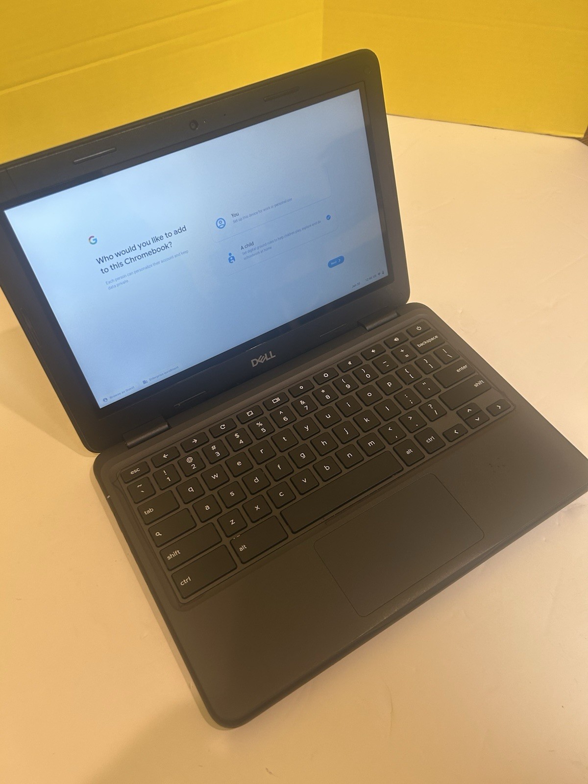 Dell Chromebook (11.6″,Celeron, 4GB RAM, 32GB, ChromeOS) touch Beezel detail