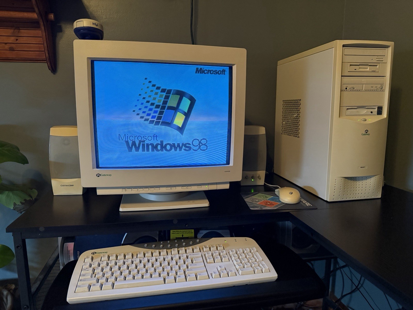 Gateway Select Windows 98, 512MB, AMD Athlon 650Mhz, 10GB and 40GB hard drives