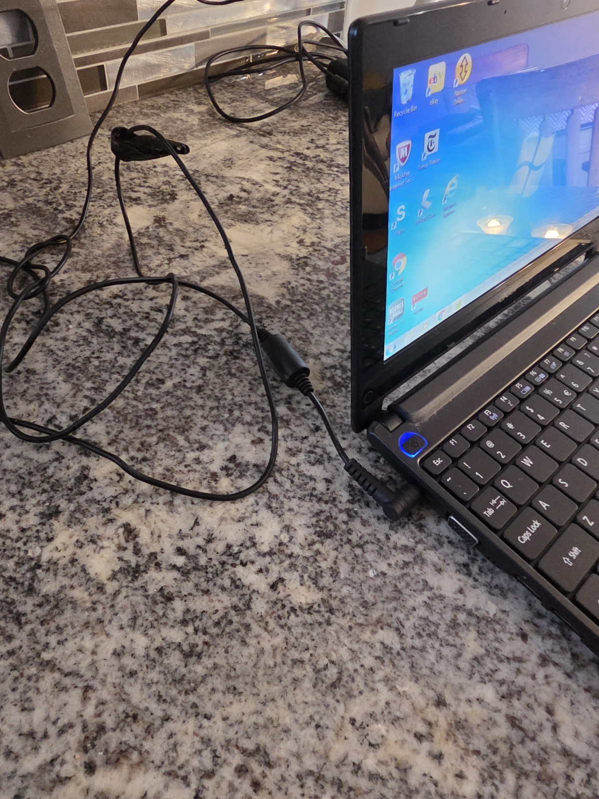 Acer Aspire One D255 10.1″ Windows 7 Laptop – 160GB HDD/1GB RAM Factory Restart