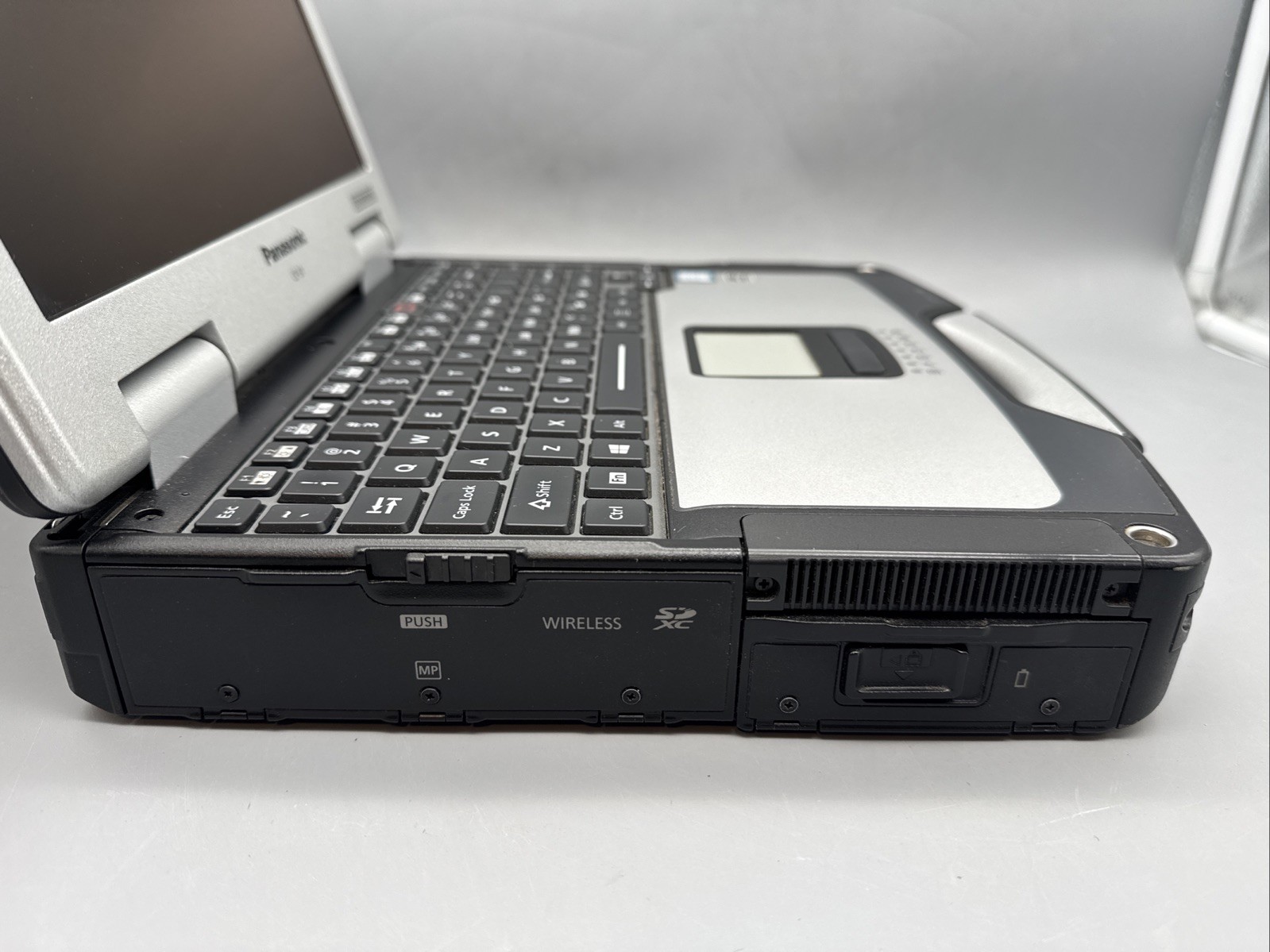 Panasonic Toughbook CF-31 Touchscreen i5-7300U 16GB DDR4 DVDRW No HD/OS/AC