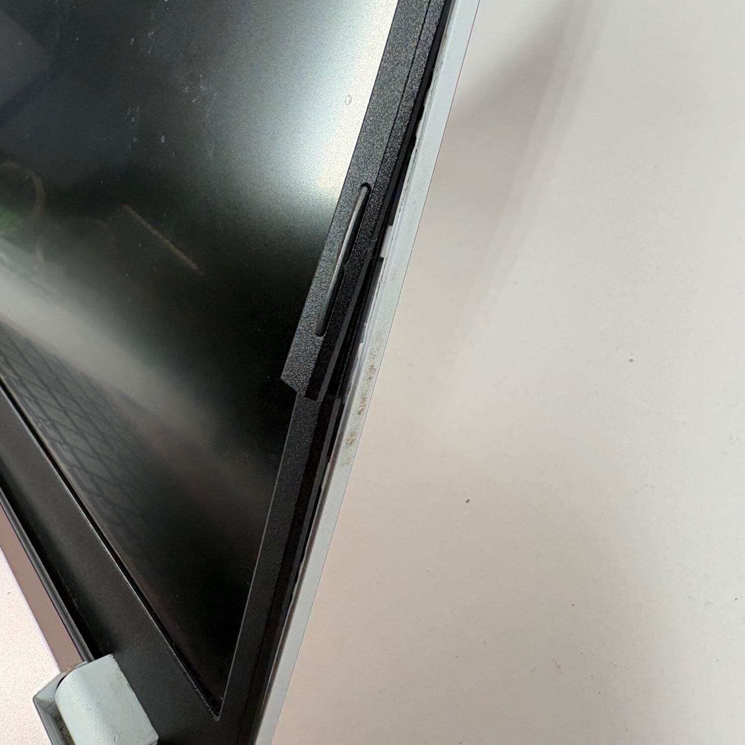 Broken Asus Vivobook 14 E410M 14″ Celeron N4020 4GB RAM 64GB SSD Cracked Frame