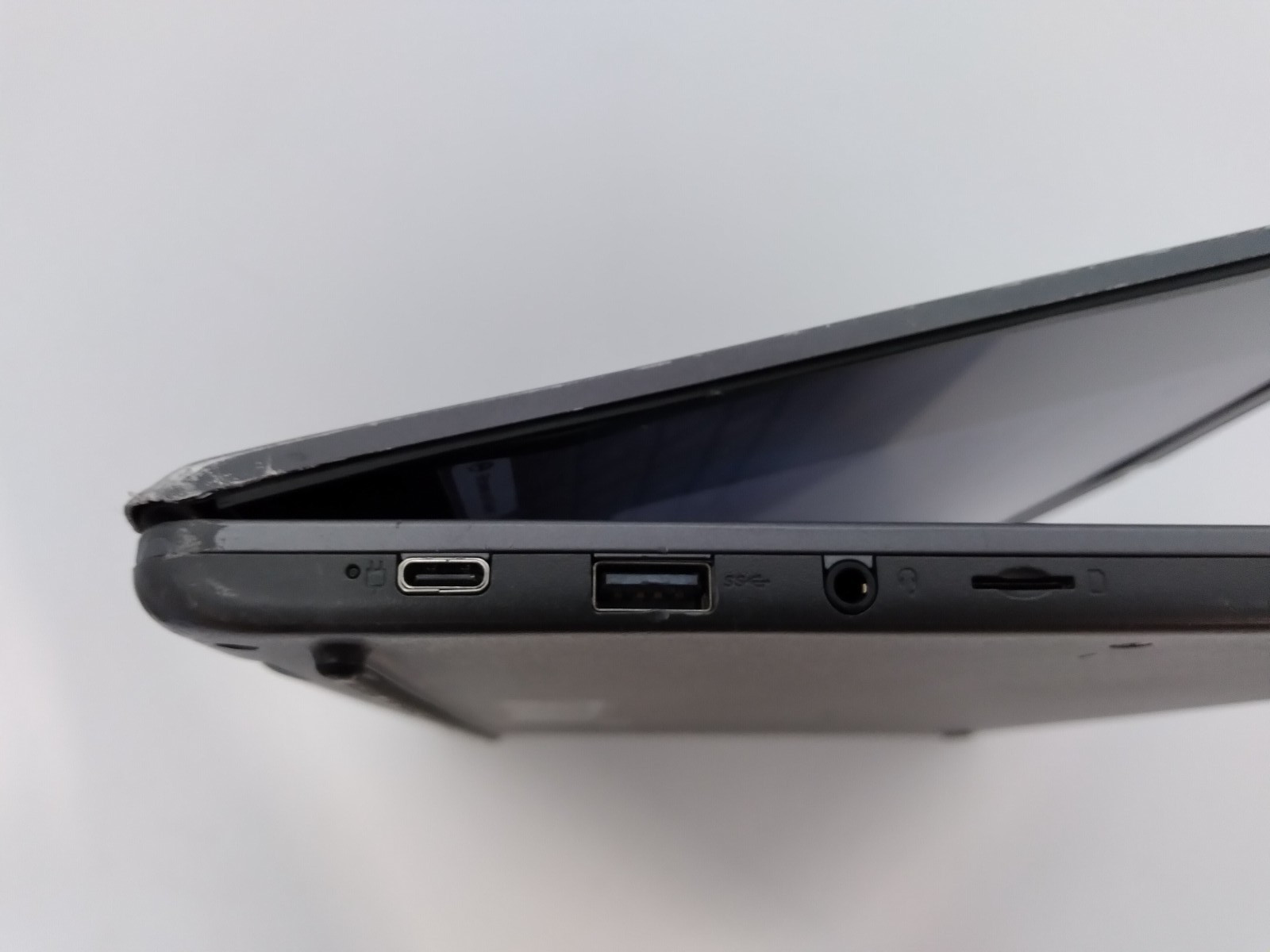 Lenovo 14e Chromebook Gen 2 14″ Touchscreen AMD 3015Ce, 4GB RAM, 32GB EMMC