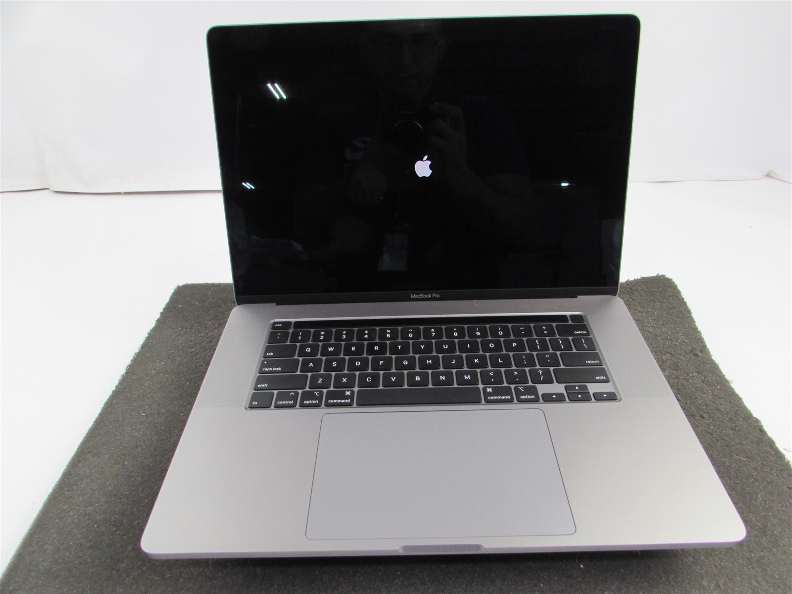 APPLE MACBOOK PRO A2141 3072X1920 I9-9980Hk 1TB SSD 32GB RAM AMD GPU NO O.S