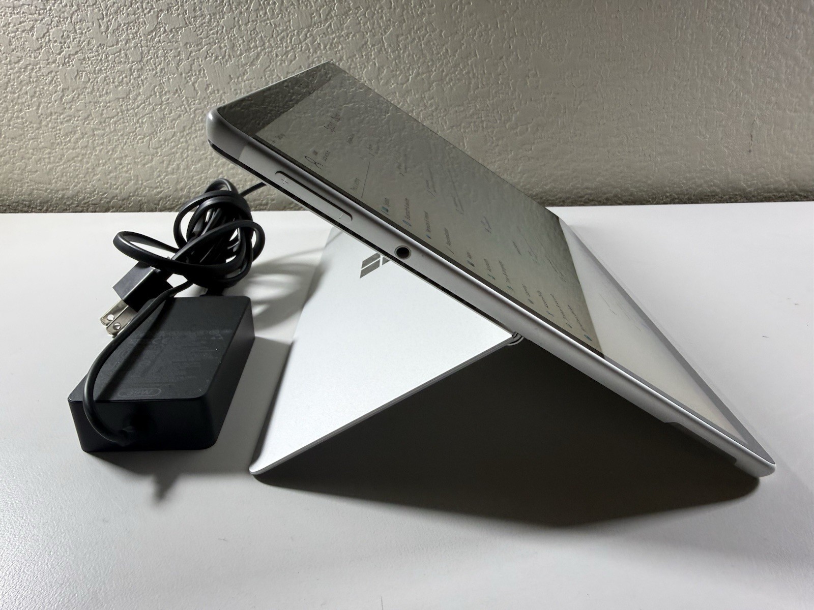 Microsoft Surface Pro 8 (1982) i5-1145G7 – 16GB RAM – 256GB 120Hz – Win 11 Pro