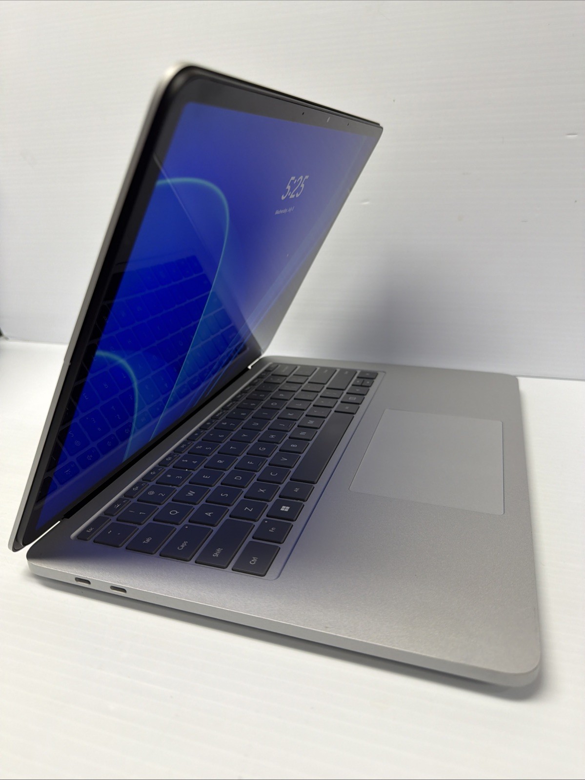 Microsoft Surface Laptop Studio 14.4″ Touchscreen Laptop i5-11300H 16GB RAM 256G