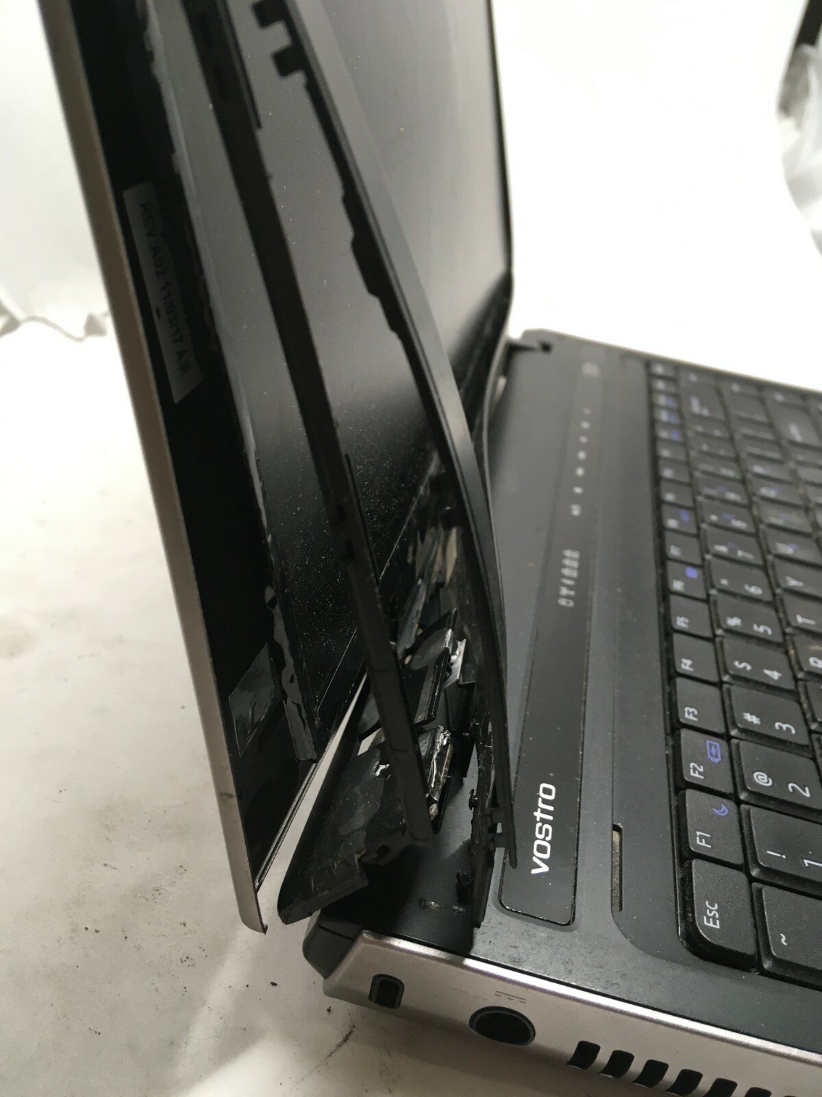 Dell Vostro 3400 14″ Intel Core i5 Laptop For Parts Broken LCD Screen NO HDD JR