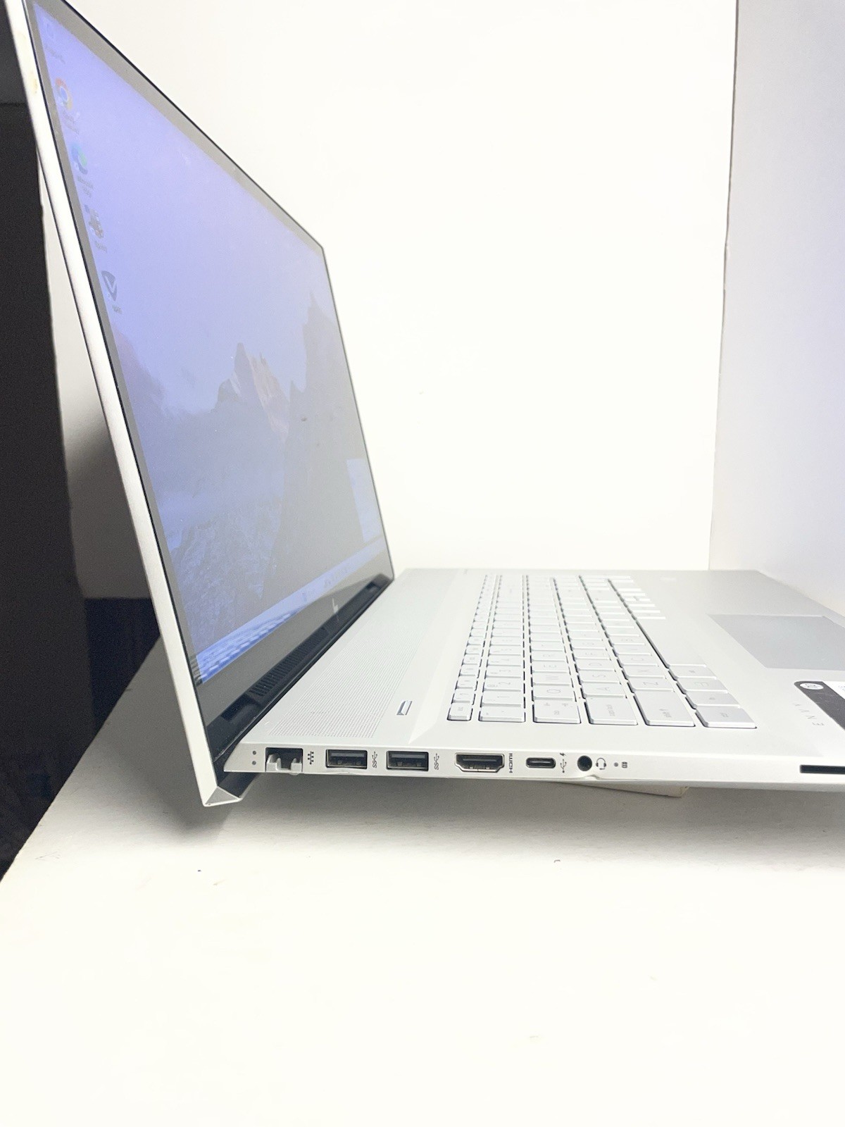 Hp Envy Laptop 17.3 Touchscreen, 500 GB NVMe M.2 SSD , 24 GB RAM, Nvidea 2 GB