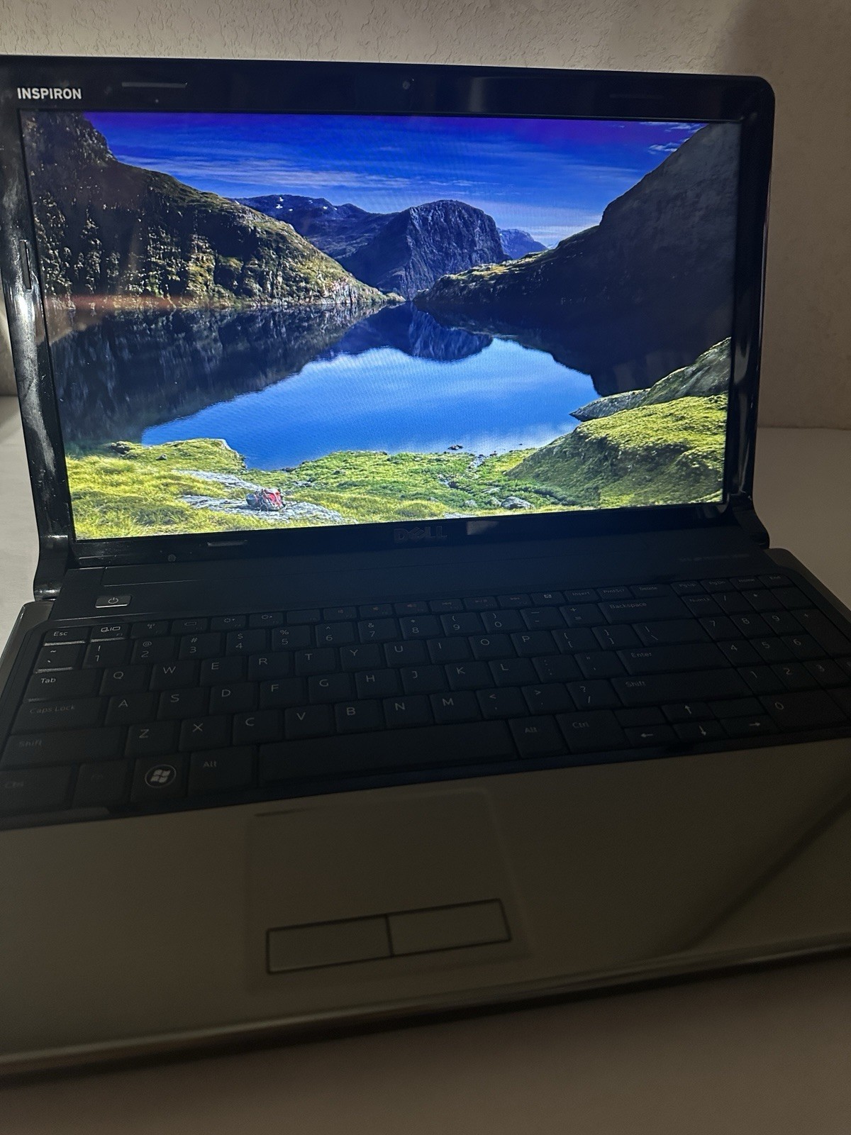 Dell Inspiron 1564 15.6” Laptop i3 2.13GHz 4GB RAM Windows 10 Home w/ Charger