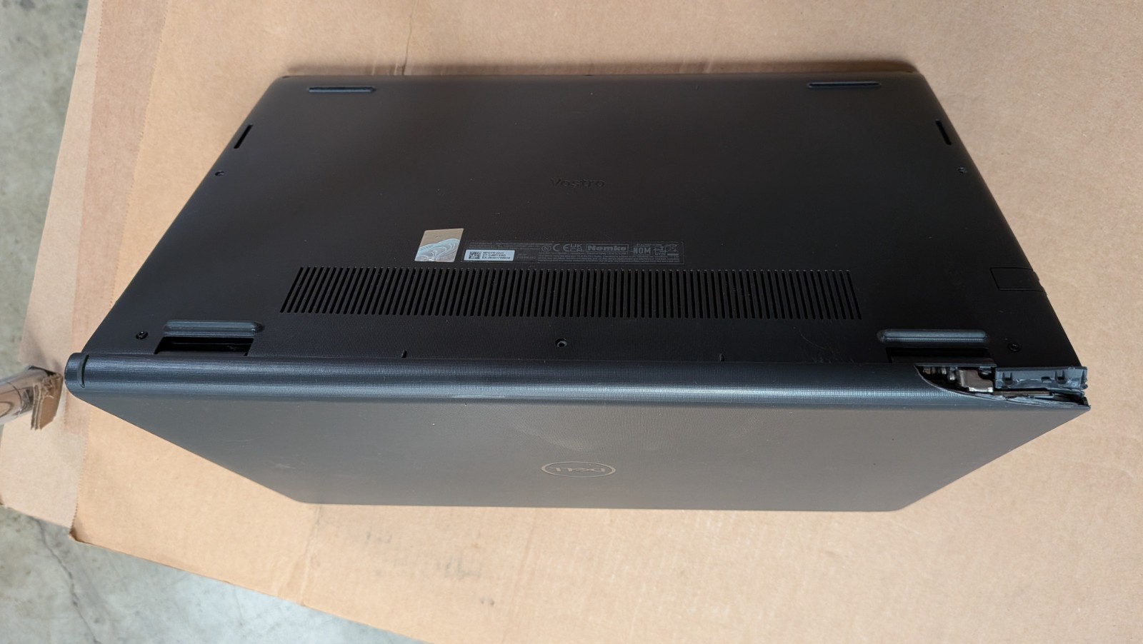 Dell Vostro 3520 15″.6FHD i5-1235U No RAM/SSD Battery Excellent Housing Damage