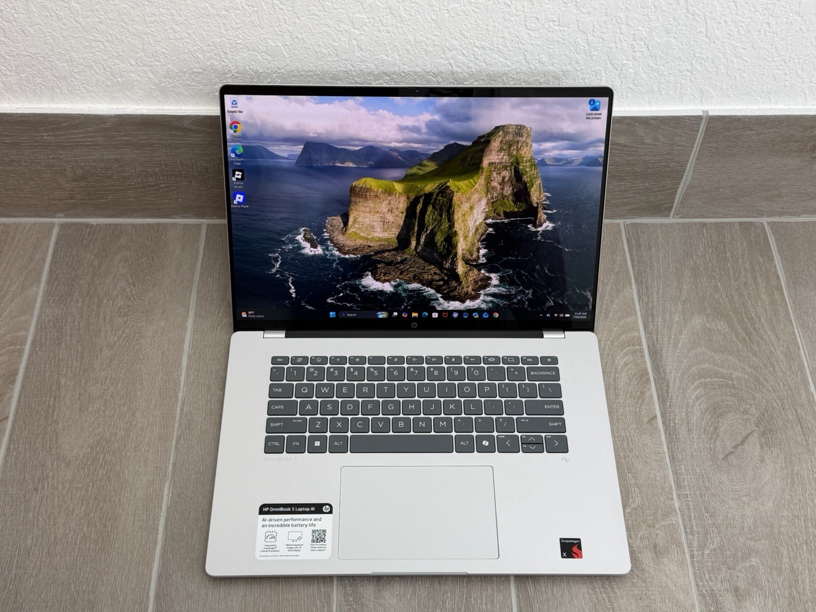 HP OmniBook 5 16-FB0435NR 16″ OLED Touch Laptop Snapdragon X 16GB RAM 512GB NVMe