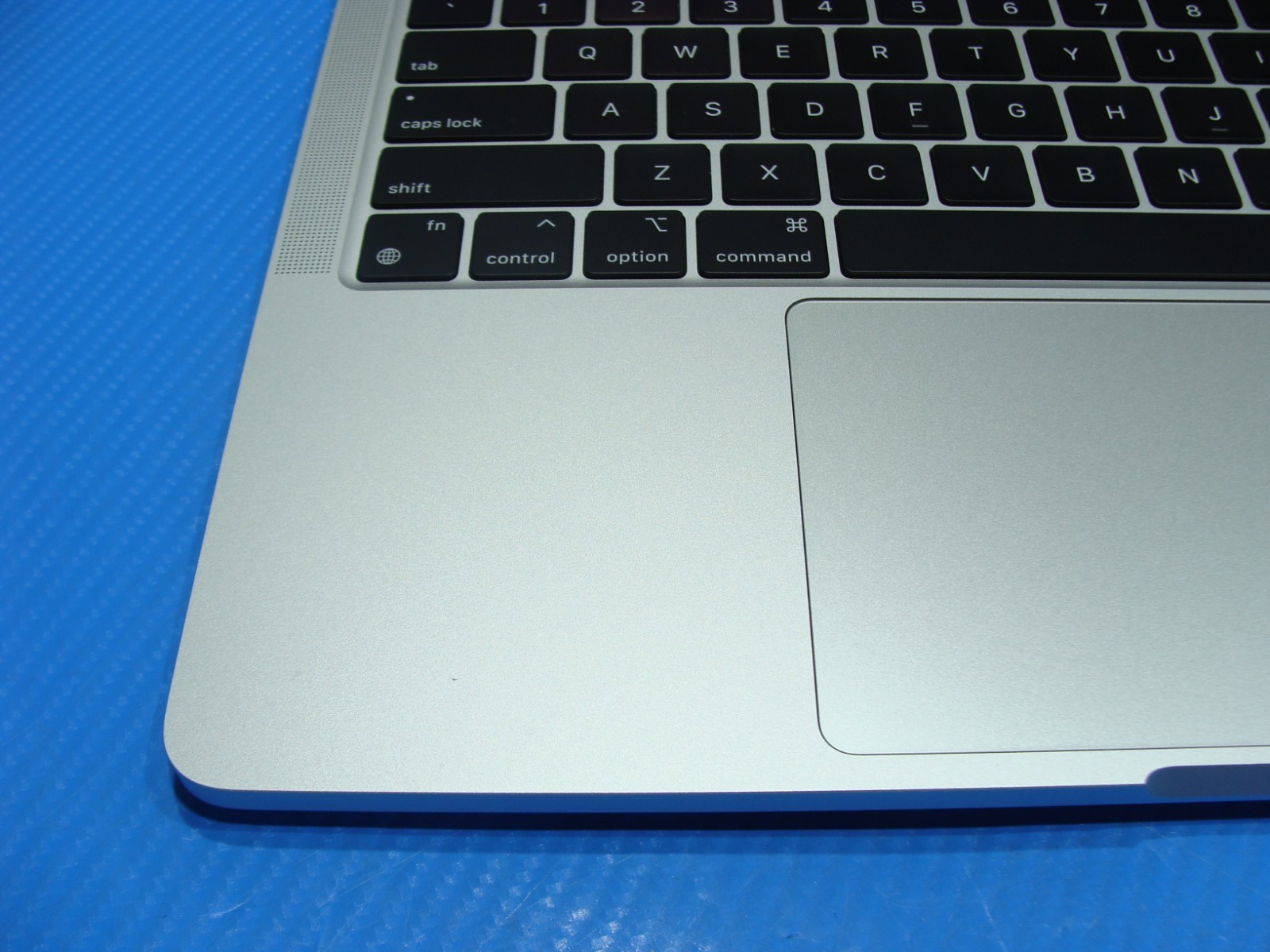 Apple MacBook Pro 13.3″ 2020 A2338 M1 8CPU/8GPU 3.2GHz 16GB 1TB Tahoe +Charger