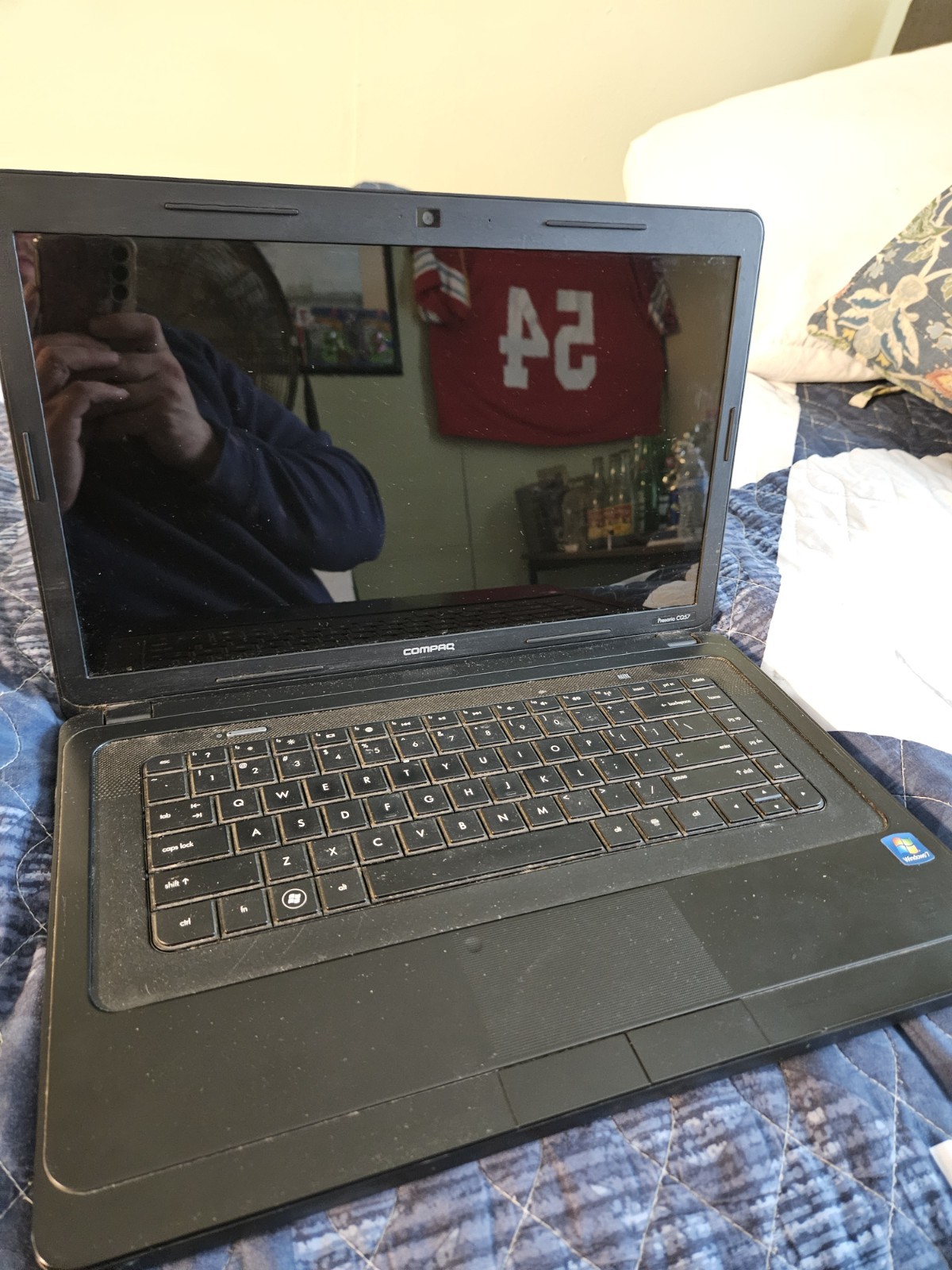 Compaq Laptop For Parts Comes With Charger.