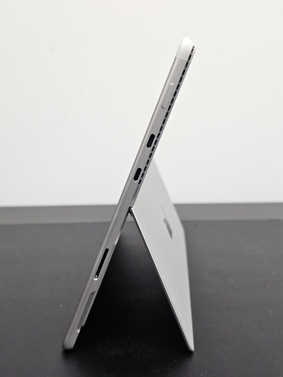 Microsoft Surface Pro 8 i5-1135G7 16GB Ram 256GB SSD No OS ***LTE***READ***