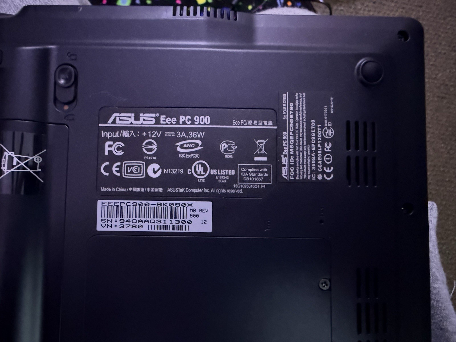 ASUS Eee PC 900 Vintage Netbook – Windows XP – Charger & Case Included
