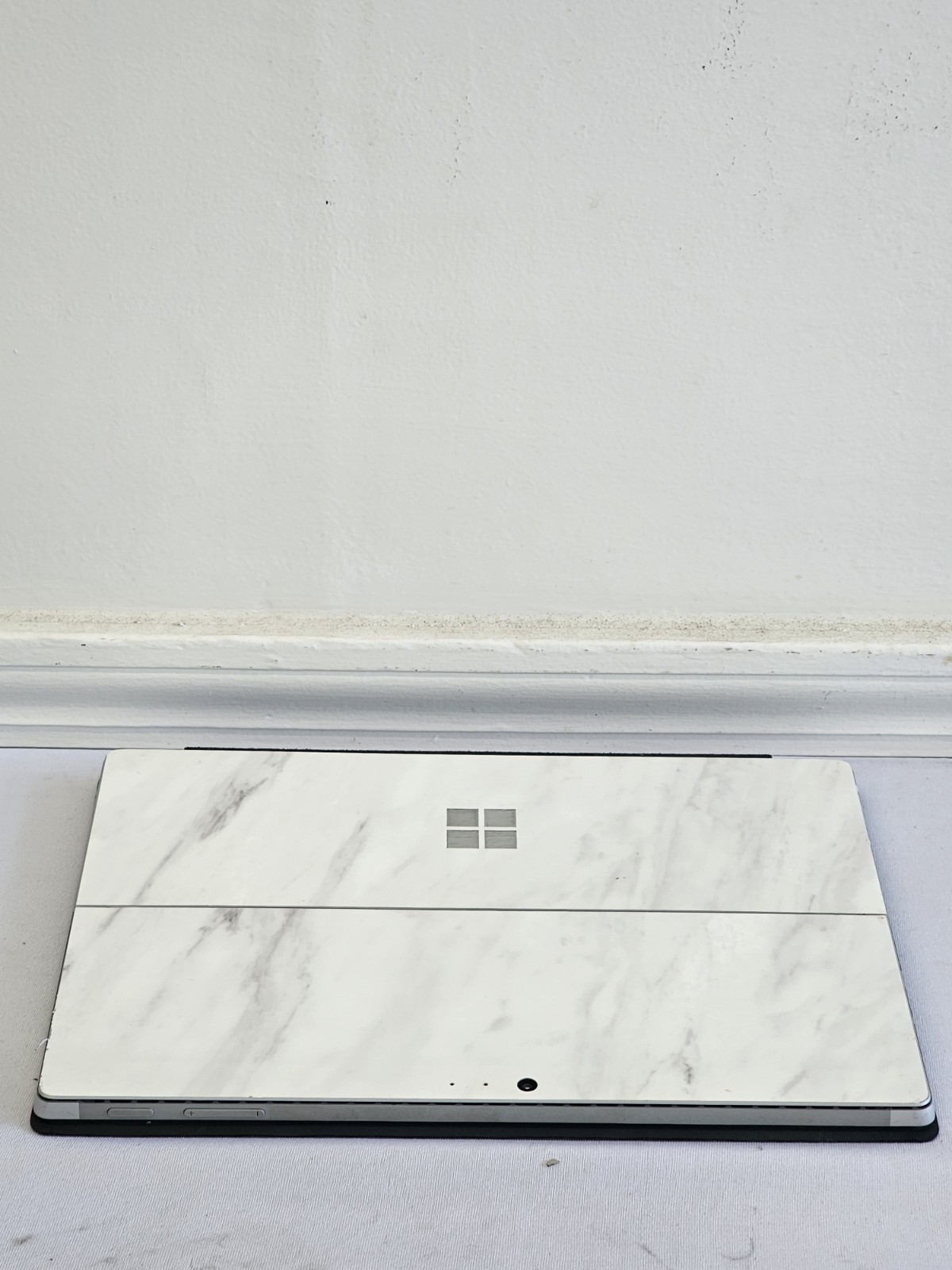 Microsoft Surface Pro 1796 – i5-7300u – 8GB RAM – 128GB SSD – Windows 10 – READ