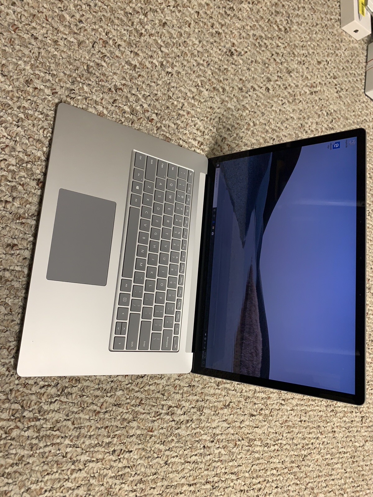 Microsoft Surface Laptop 3 w/Radeon Vega Mobile – 2.10 GHz / 8 GB / 128 GB SSD
