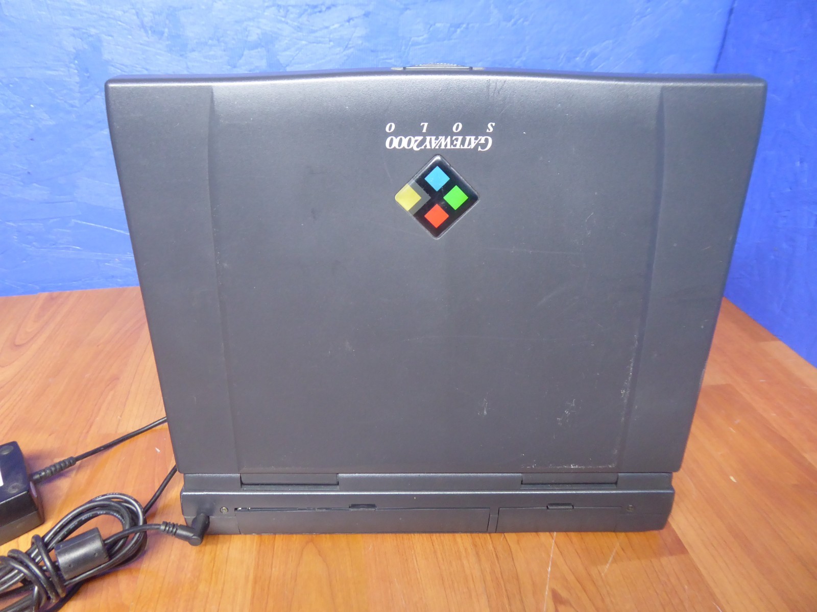 GATEWAY 2000 SOLO 2200 LAPTOP 12″ VINTAGE w/ P/A SOLD AS-IS TO POWER ON