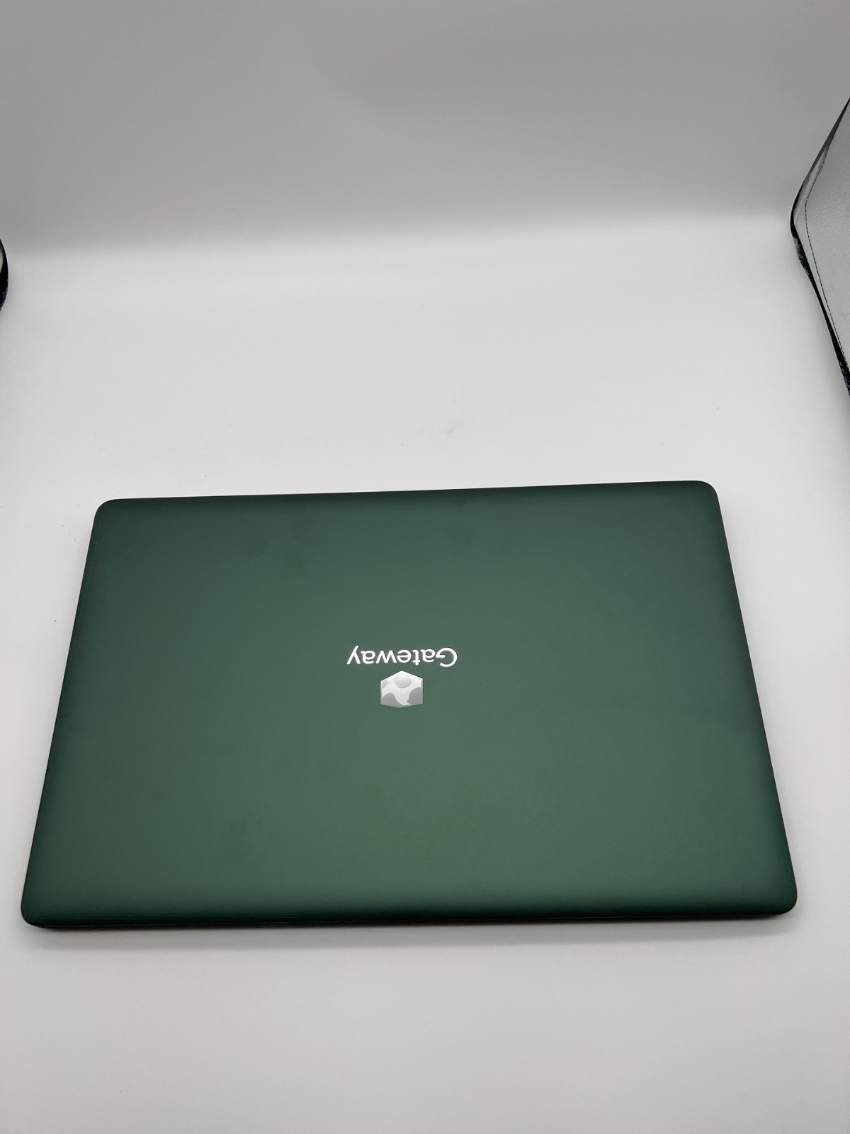 15.6” Gateway gwtn156-1gr Green 15.6 Intel Core i5-1035G1 16GB RAM 256GB SSD