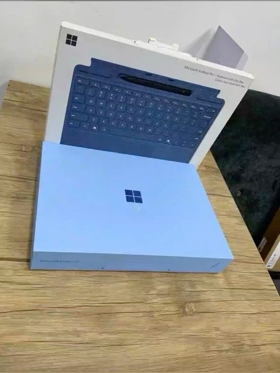 Microsoft Surface Pro 9 256GB SSD, Intel Core I5 12th Gen., 2.50GHz
