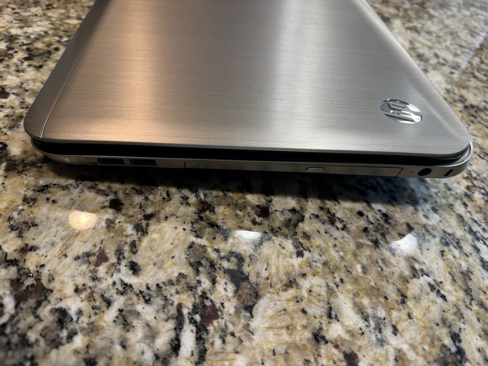 HP DV7- 6c23ci 17.3″ Notebook 6GB RAM AMD A8-3520M with Radeon HD 1.60GHz