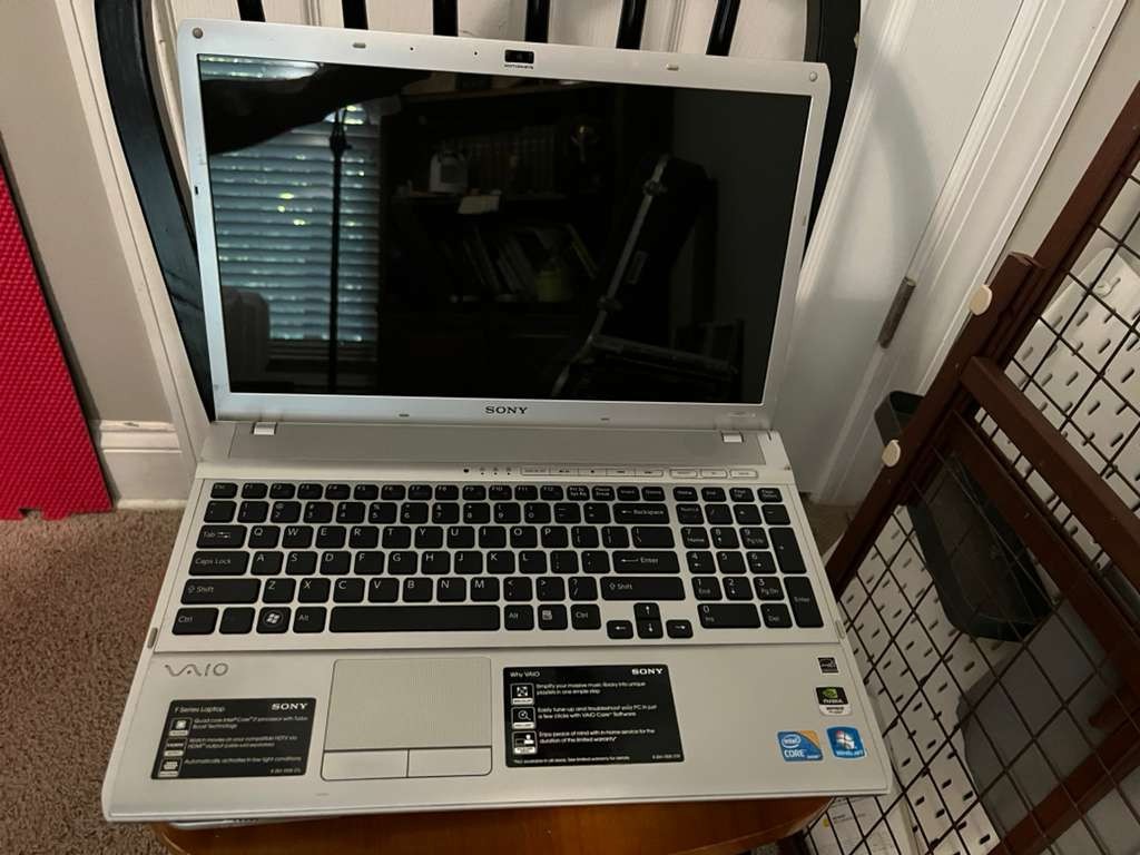 VAIO VPCF1 SILVER WITH NVIDIA 425M, SONY CHARGER INCLUDED WINDOWS 7 INSTALLED